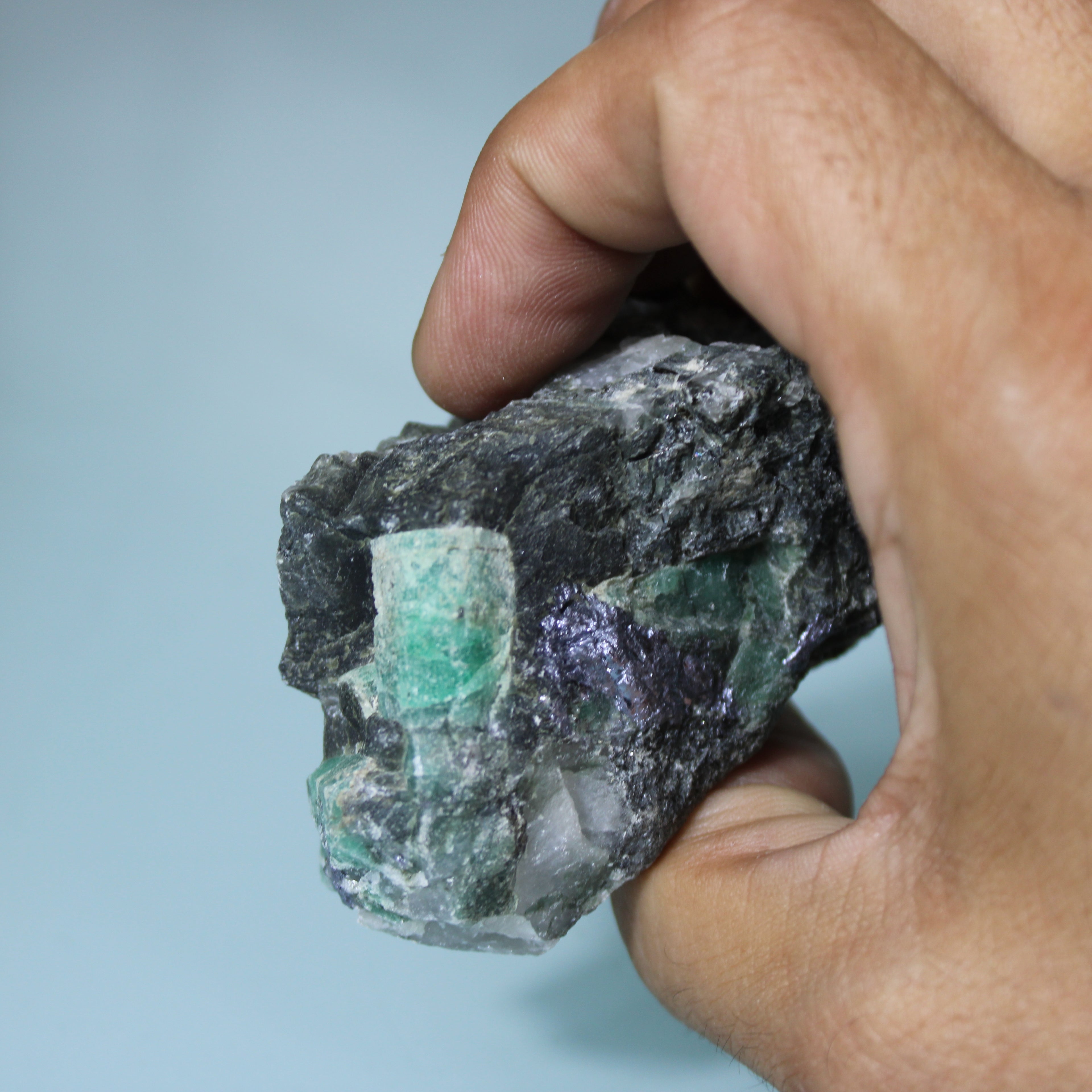 Cristal de Esmeralda na Matriz – Força e Contraste Natural