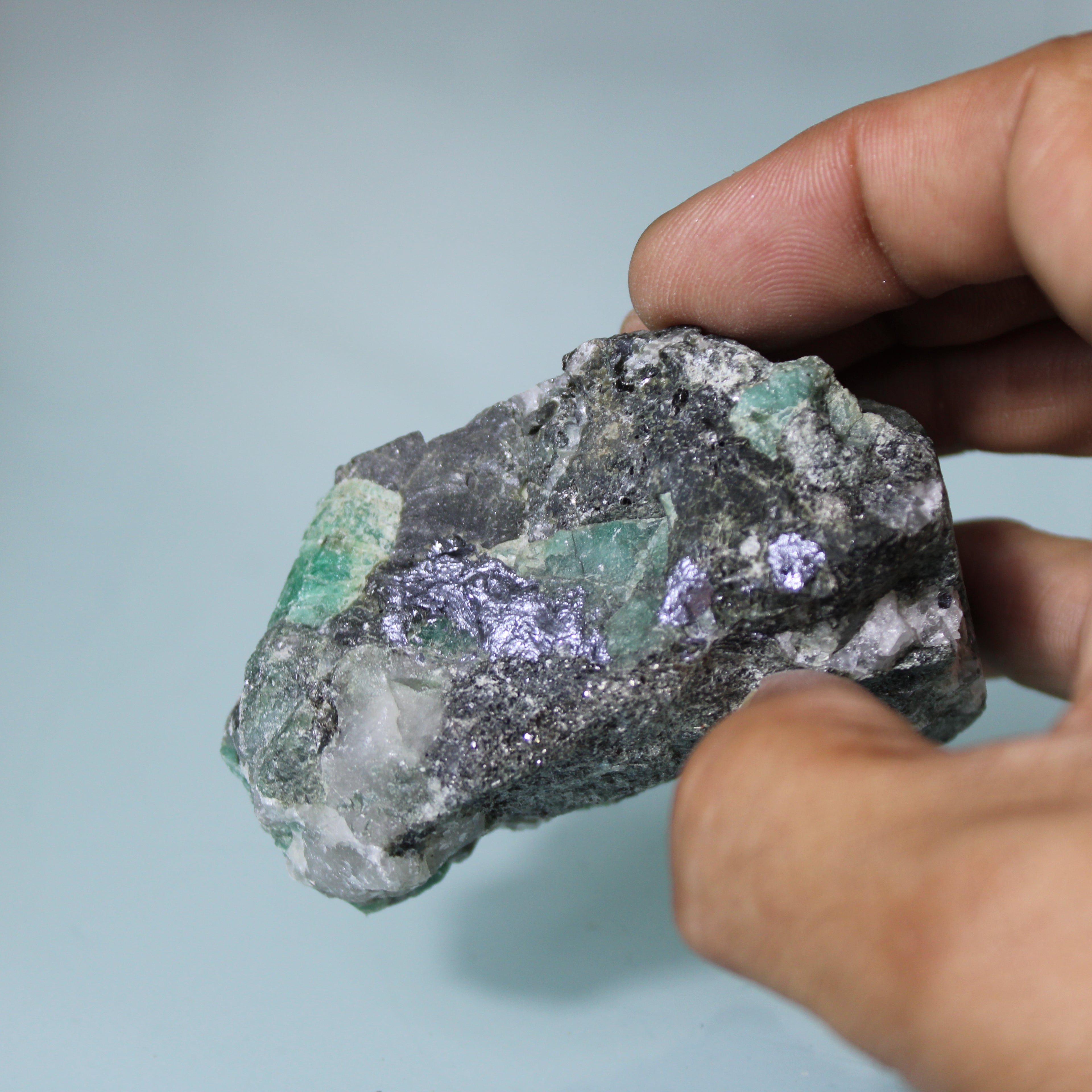 Cristal de Esmeralda na Matriz – Força e Contraste Natural