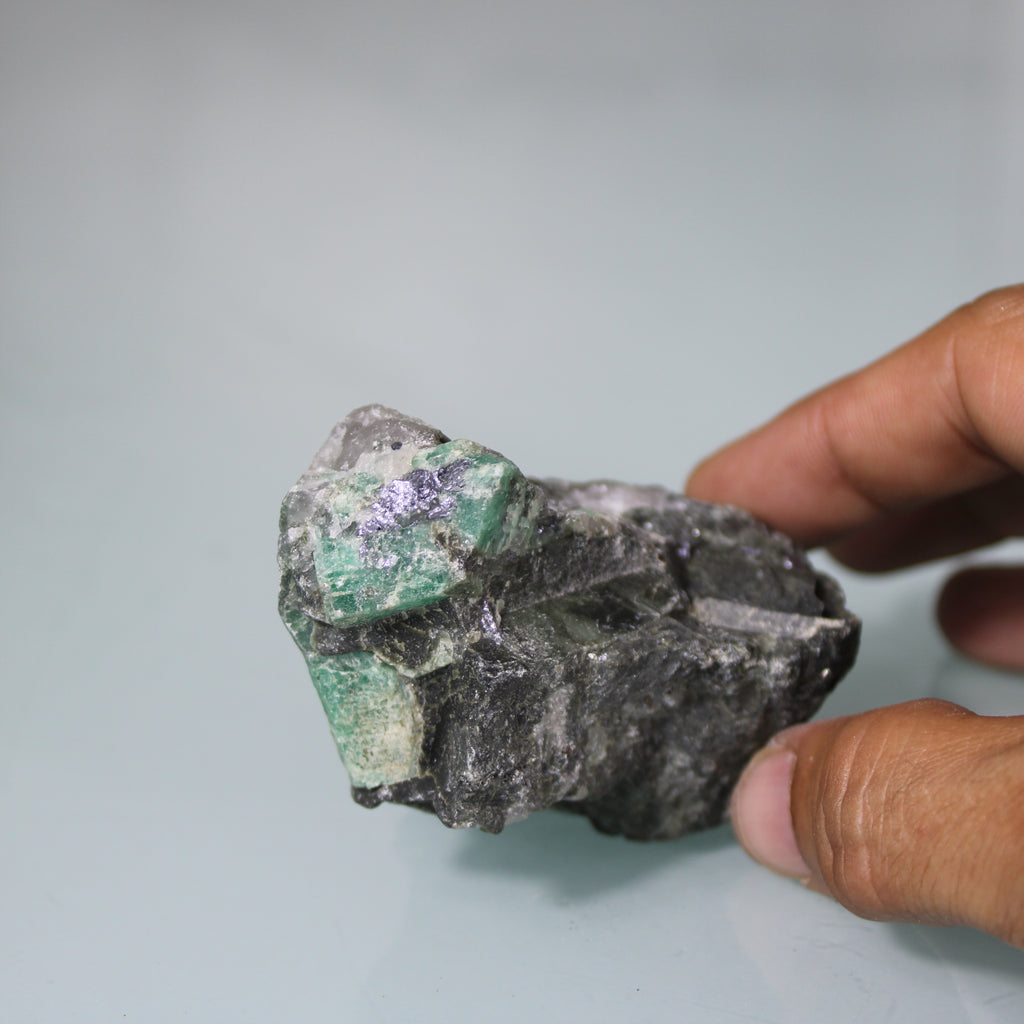Cristal de Esmeralda na Matriz – Força e Contraste Natural