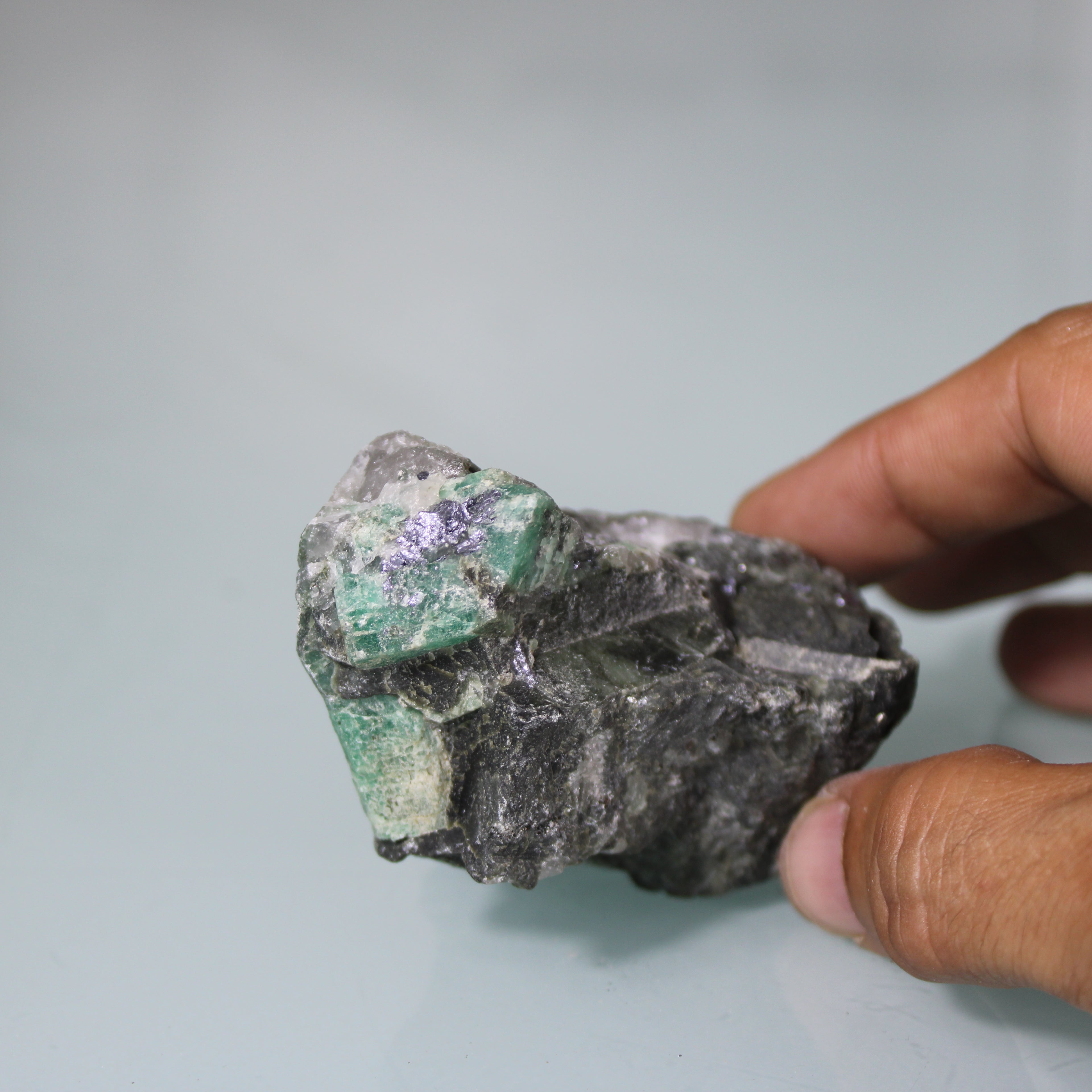Cristal de Esmeralda na Matriz – Força e Contraste Natural