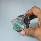 Esmeralda na Matriz – Cristal Natural em Evidência