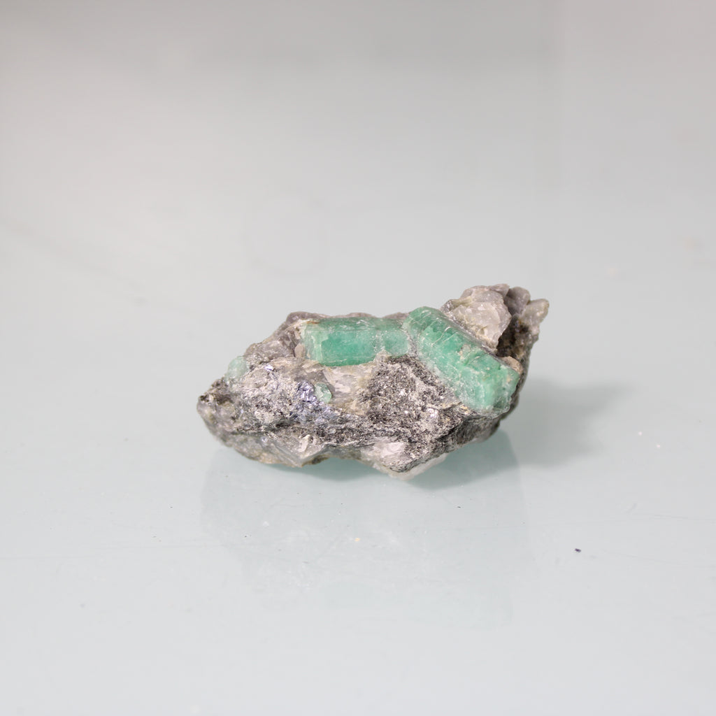Cristais de Esmeralda Verde na Matriz Escura