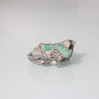 Cristais de Esmeralda Verde na Matriz Escura