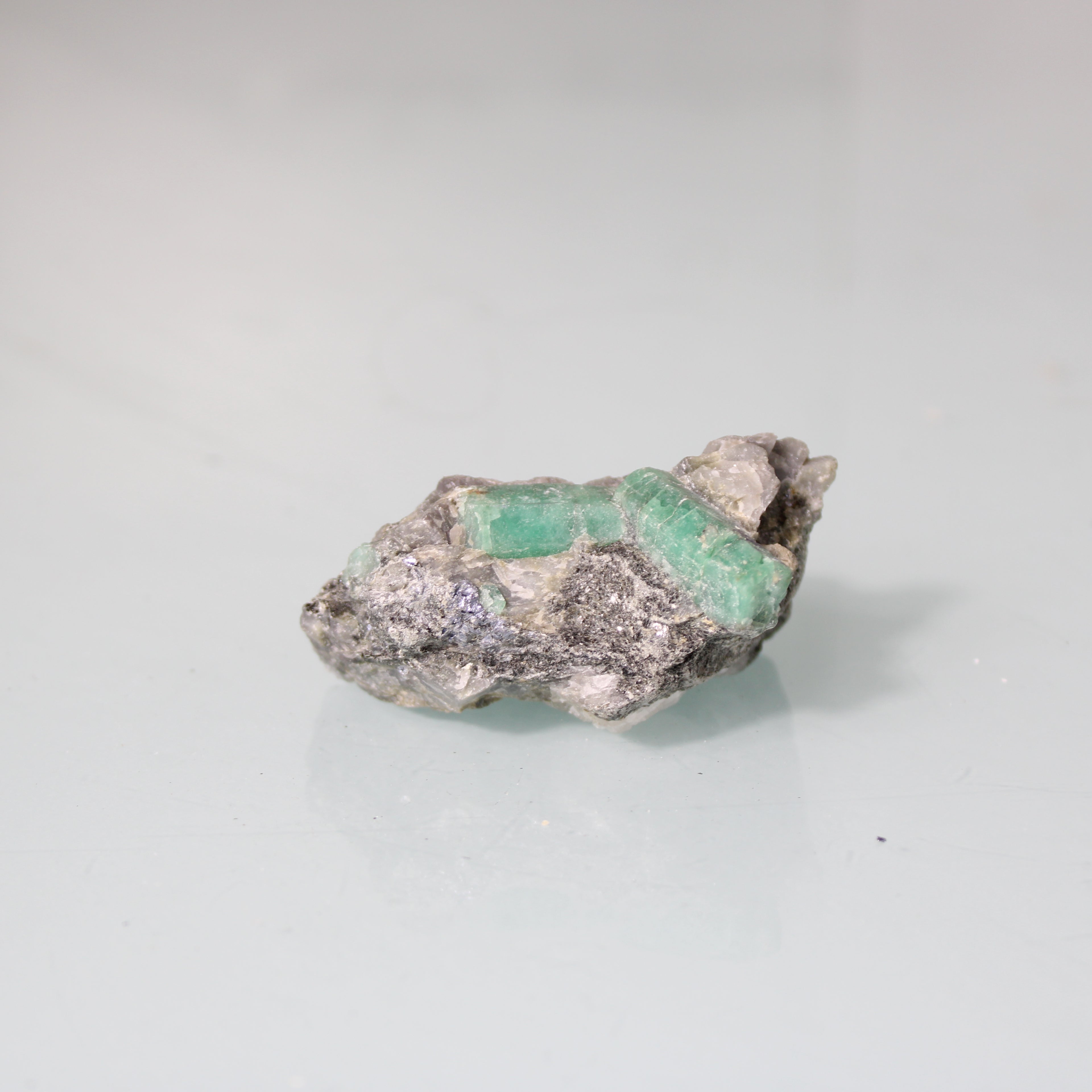 Cristais de Esmeralda Verde na Matriz Escura