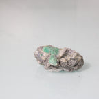 Cristais de Esmeralda Verde na Matriz Escura