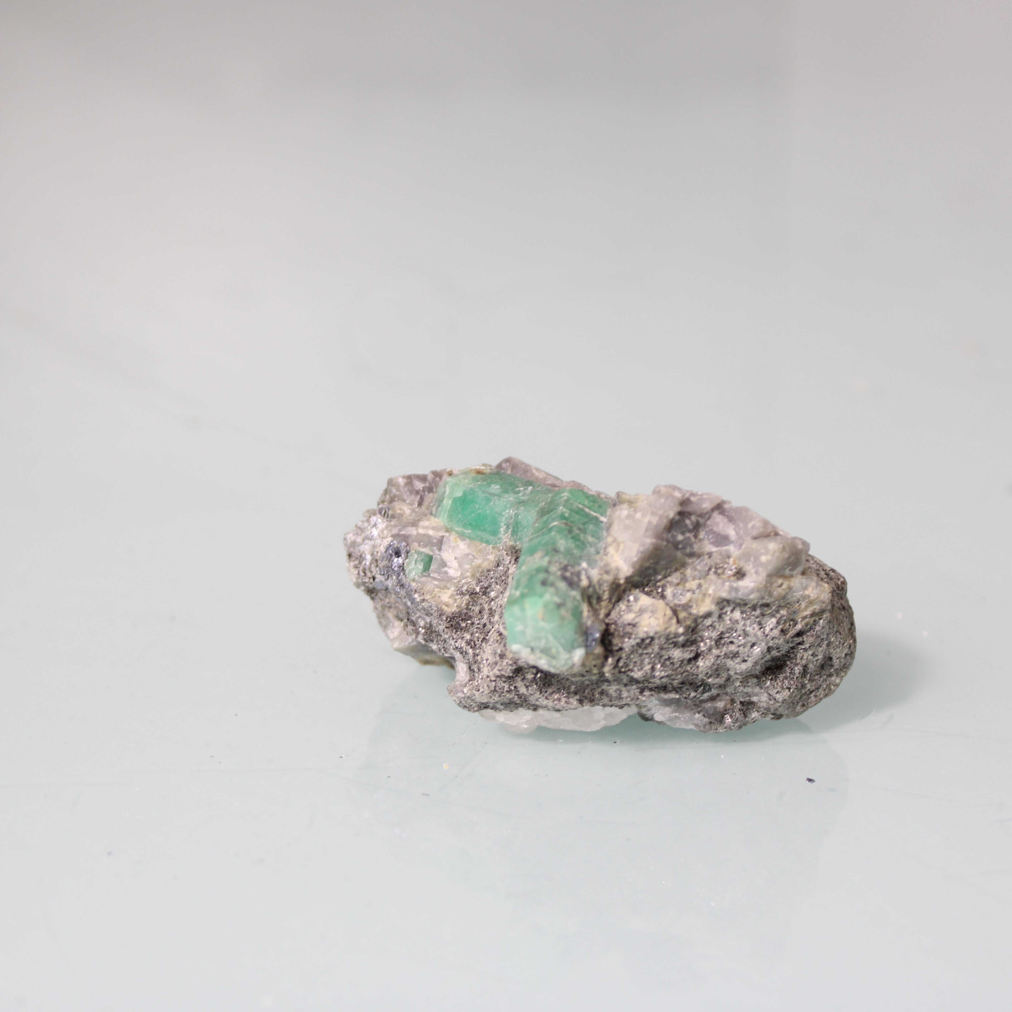 Cristais de Esmeralda Verde na Matriz Escura