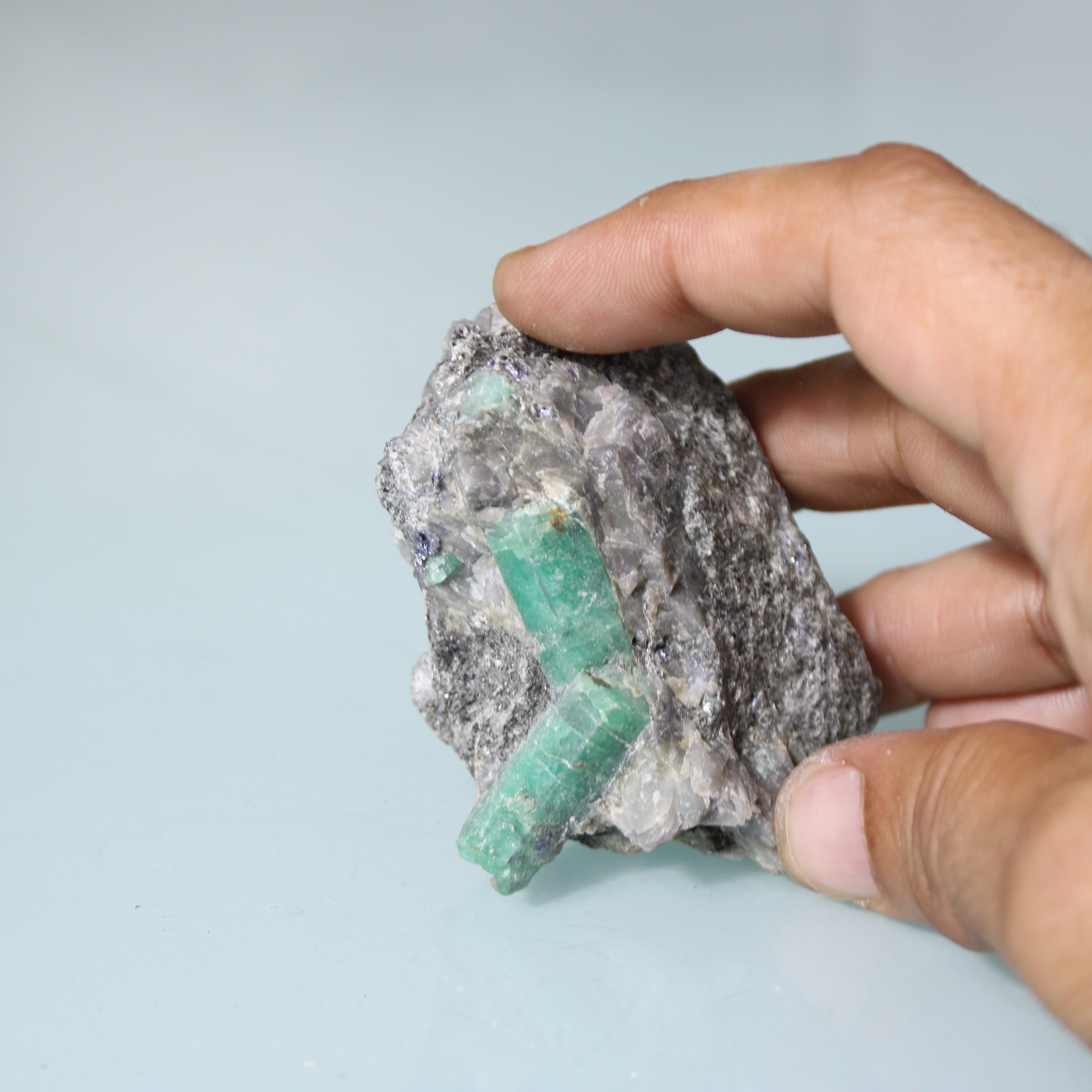 Cristais de Esmeralda Verde na Matriz Escura