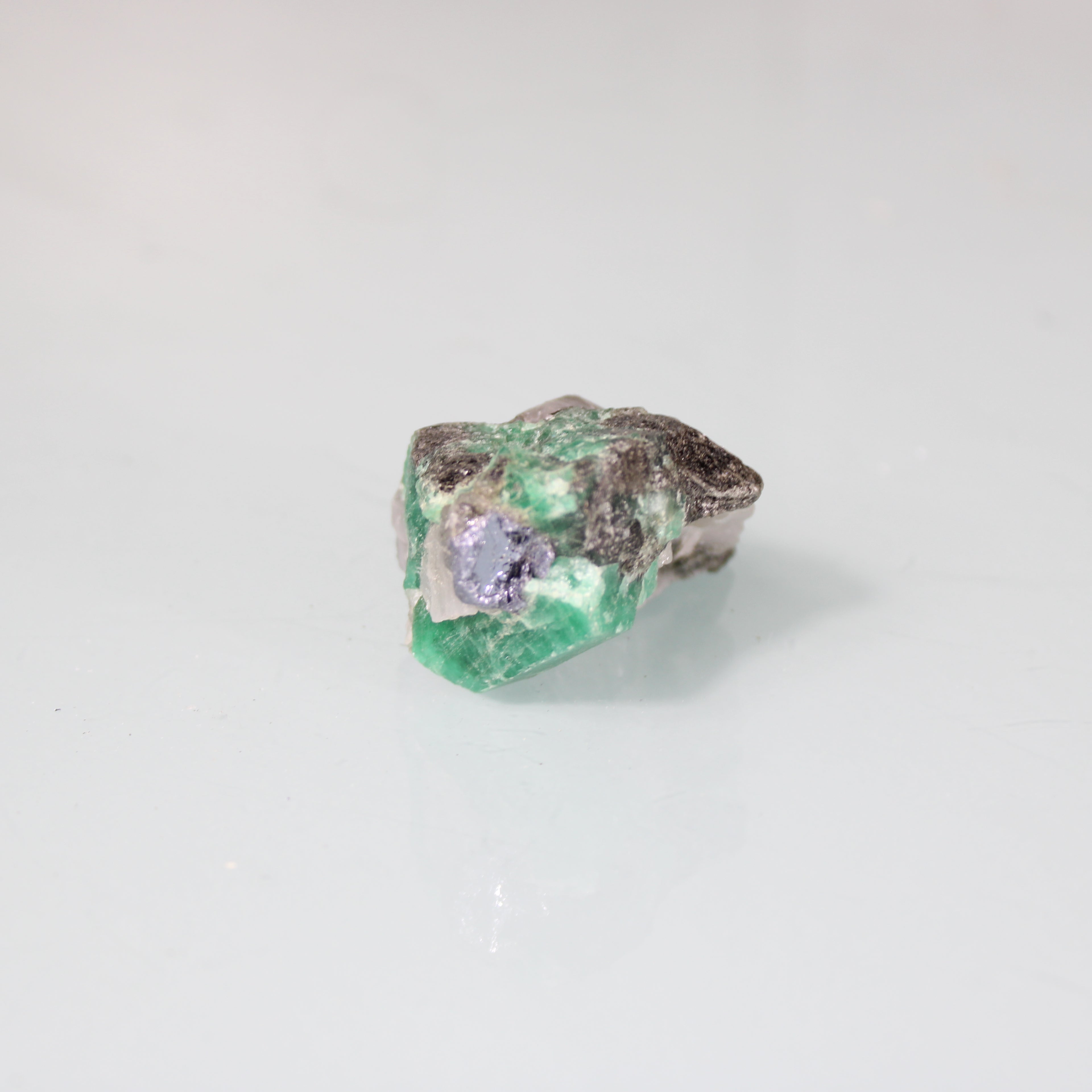 Esmeralda Verde Intensa na Matriz – Contraste Natural na Matriz