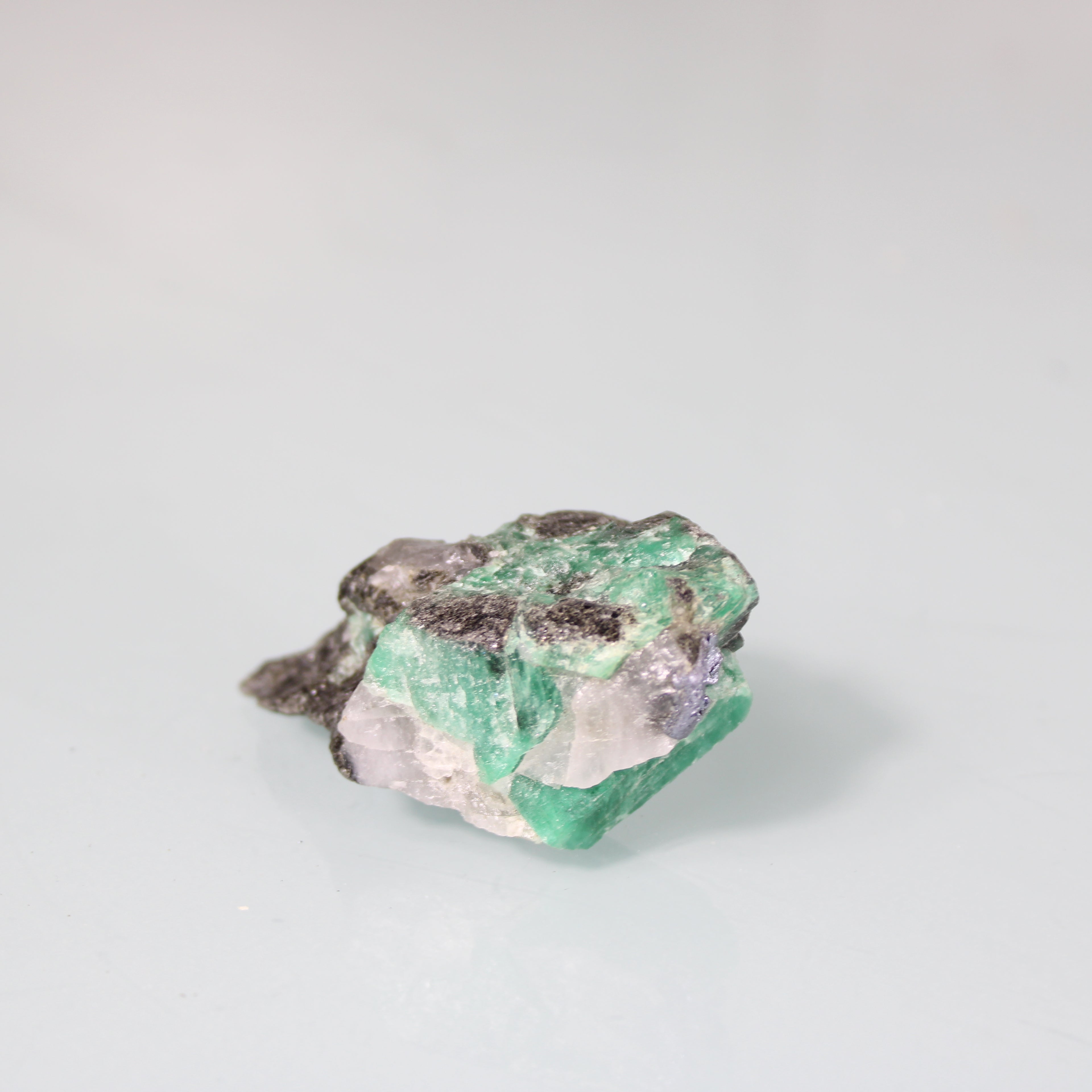 Esmeralda Verde Intensa na Matriz – Contraste Natural na Matriz