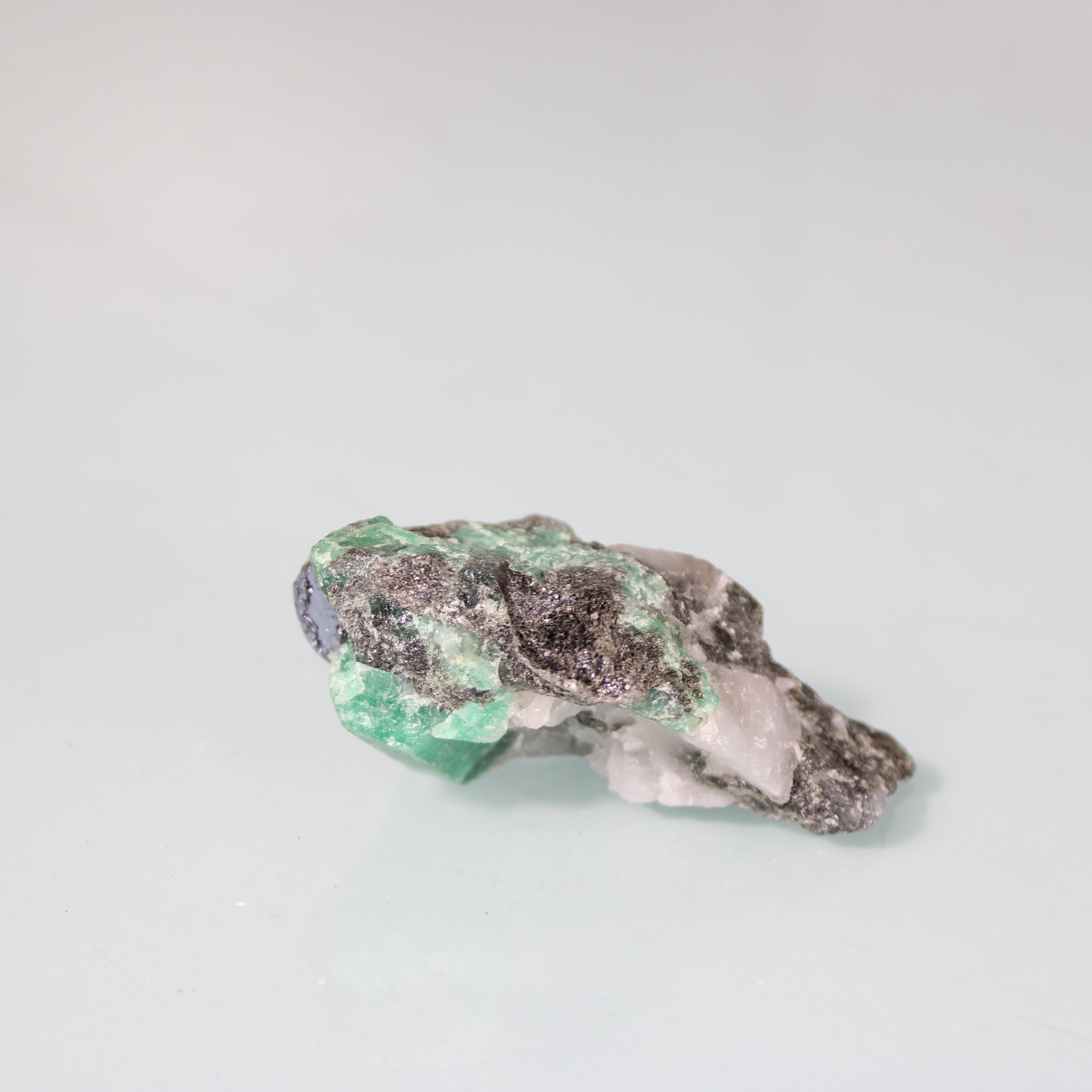 Esmeralda Verde Intensa na Matriz – Contraste Natural na Matriz