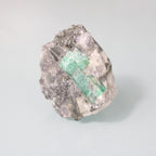 Cristal de Esmeralda Verde na Matriz  – Beleza Bruta da Natureza
