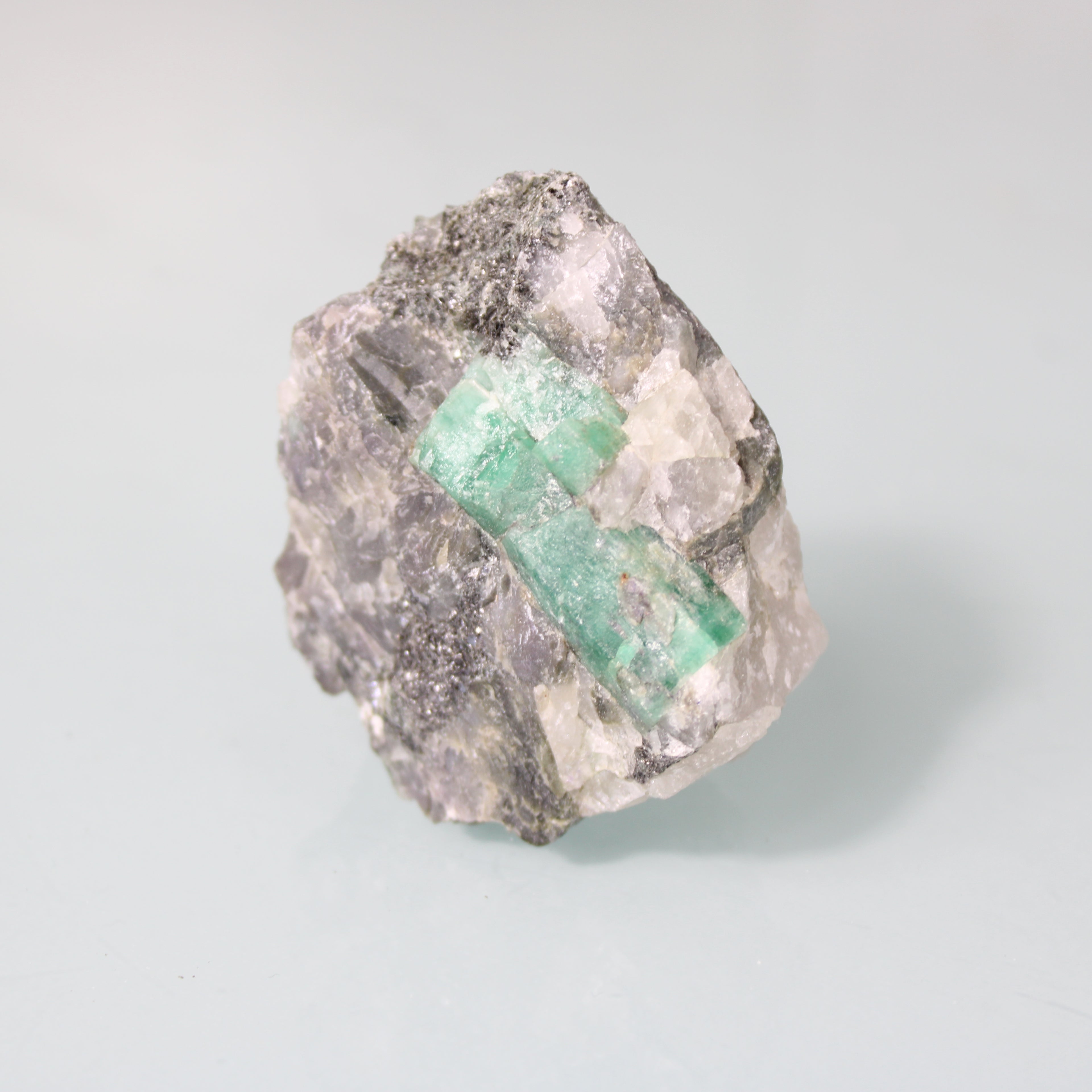 Cristal de Esmeralda Verde na Matriz  – Beleza Bruta da Natureza