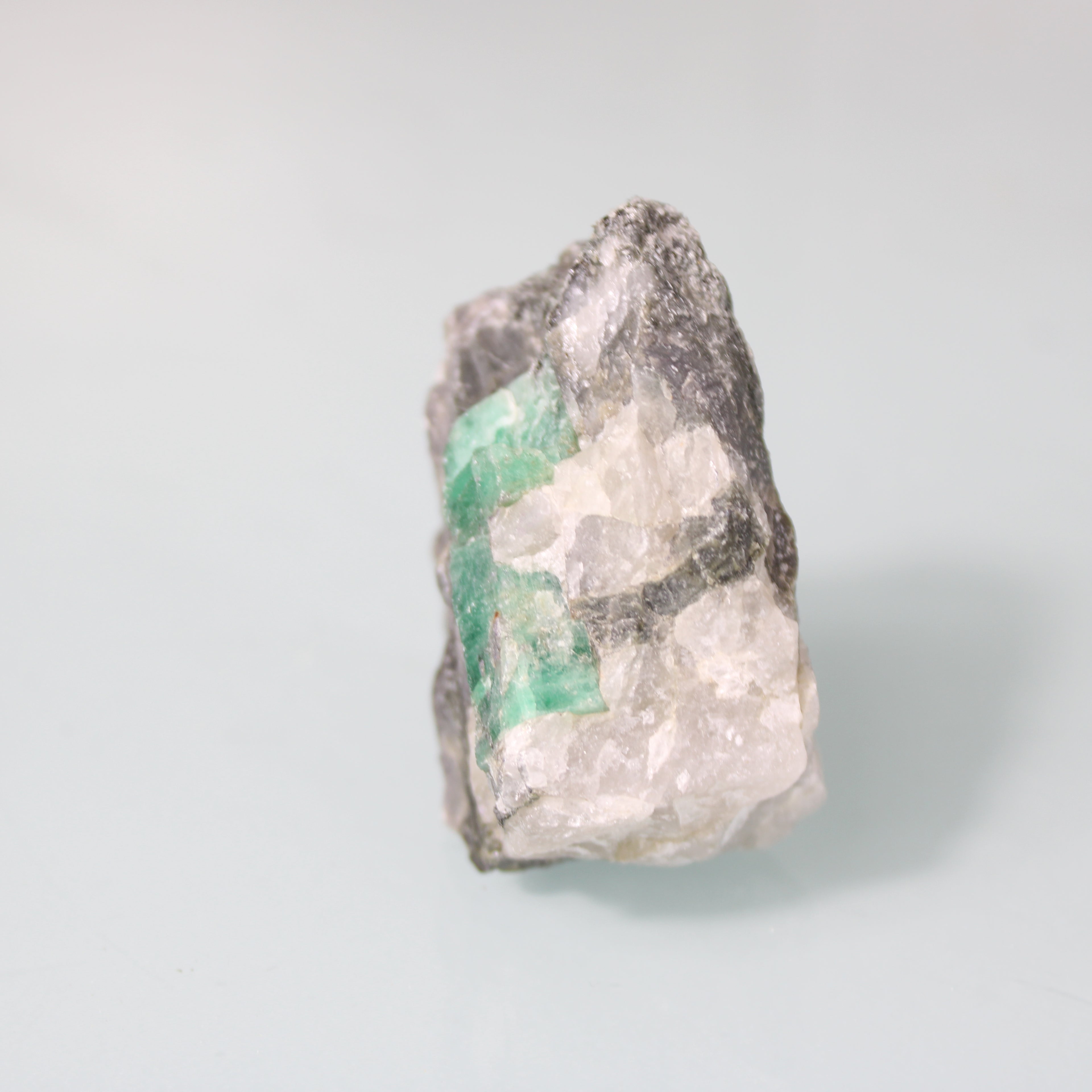 Cristal de Esmeralda Verde na Matriz  – Beleza Bruta da Natureza