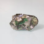 Cristal de Esmeralda Verde em Matriz Escura – Contraste e Intensidade Natural