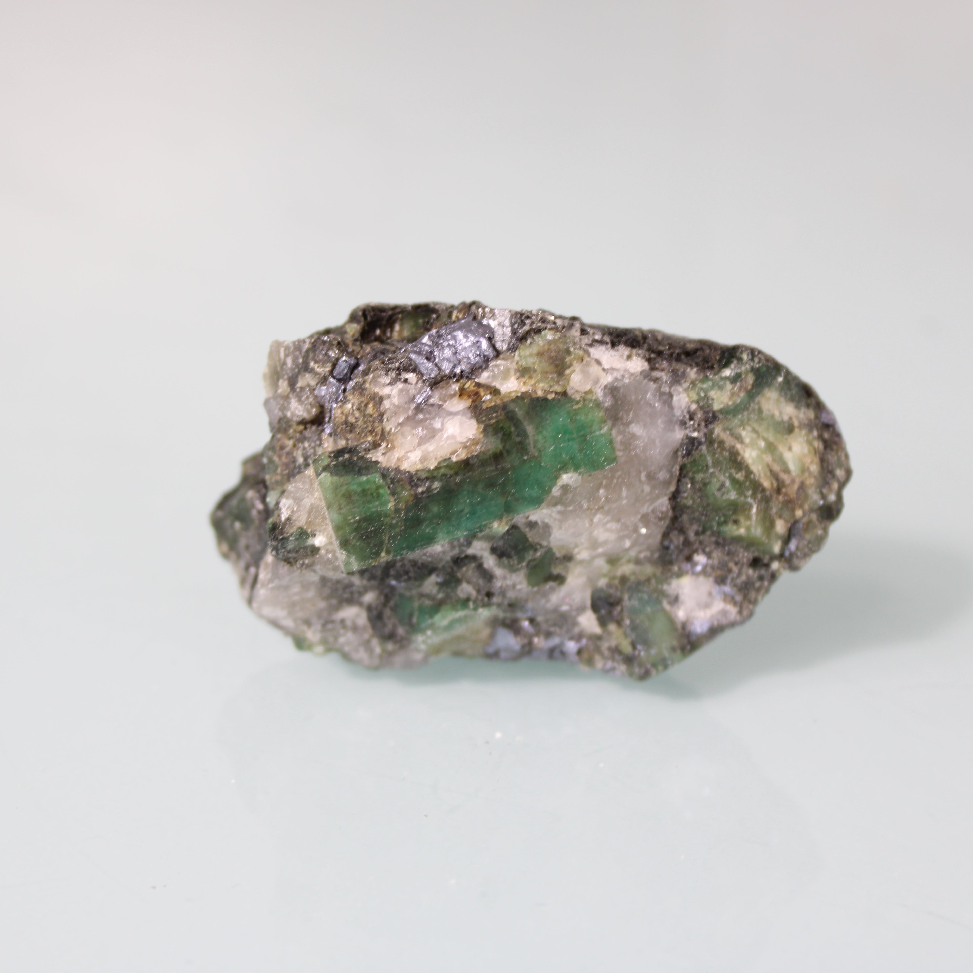 Cristal de Esmeralda Verde em Matriz Escura – Contraste e Intensidade Natural