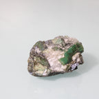 Cristal de Esmeralda Verde em Matriz Escura – Contraste e Intensidade Natural