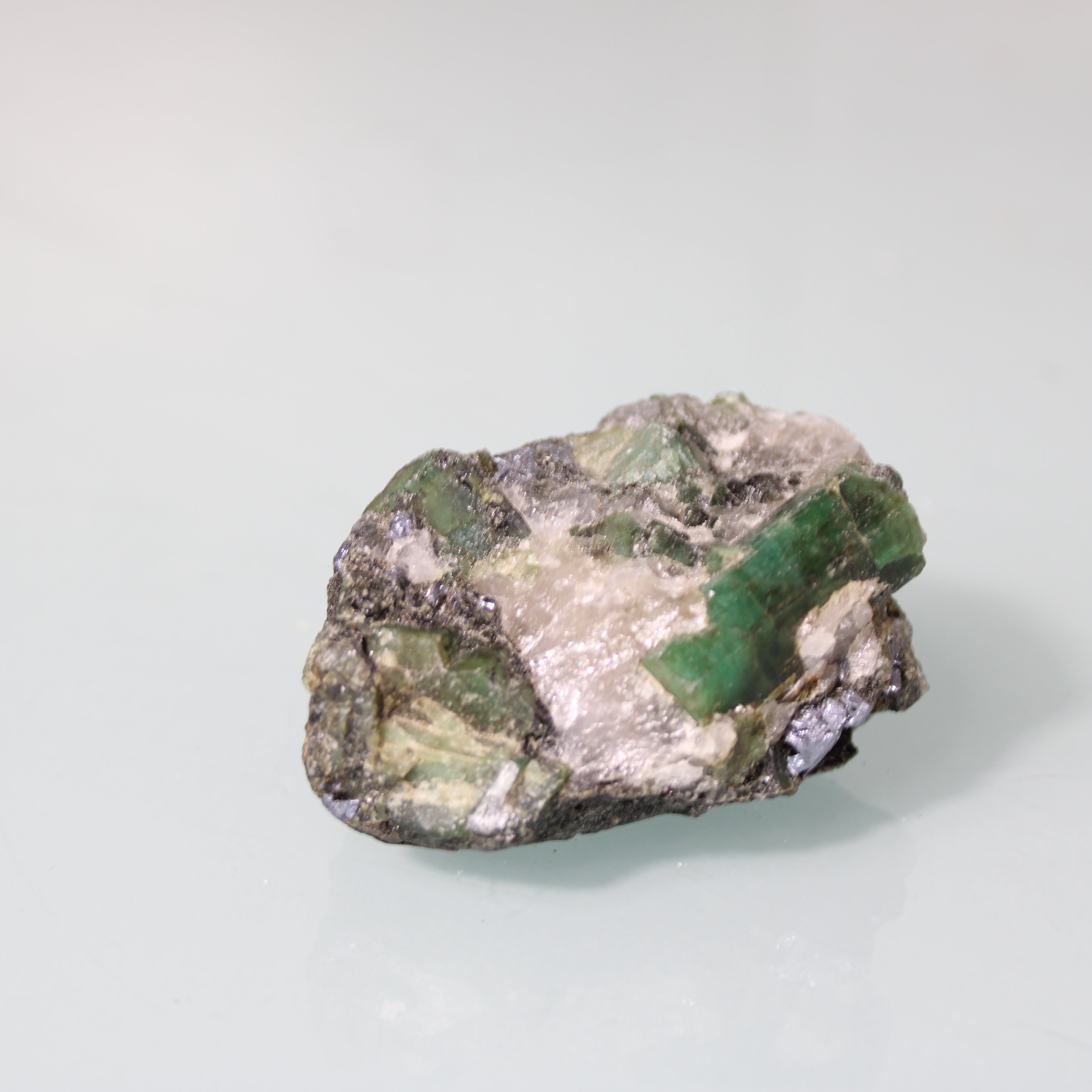 Cristal de Esmeralda Verde em Matriz Escura – Contraste e Intensidade Natural