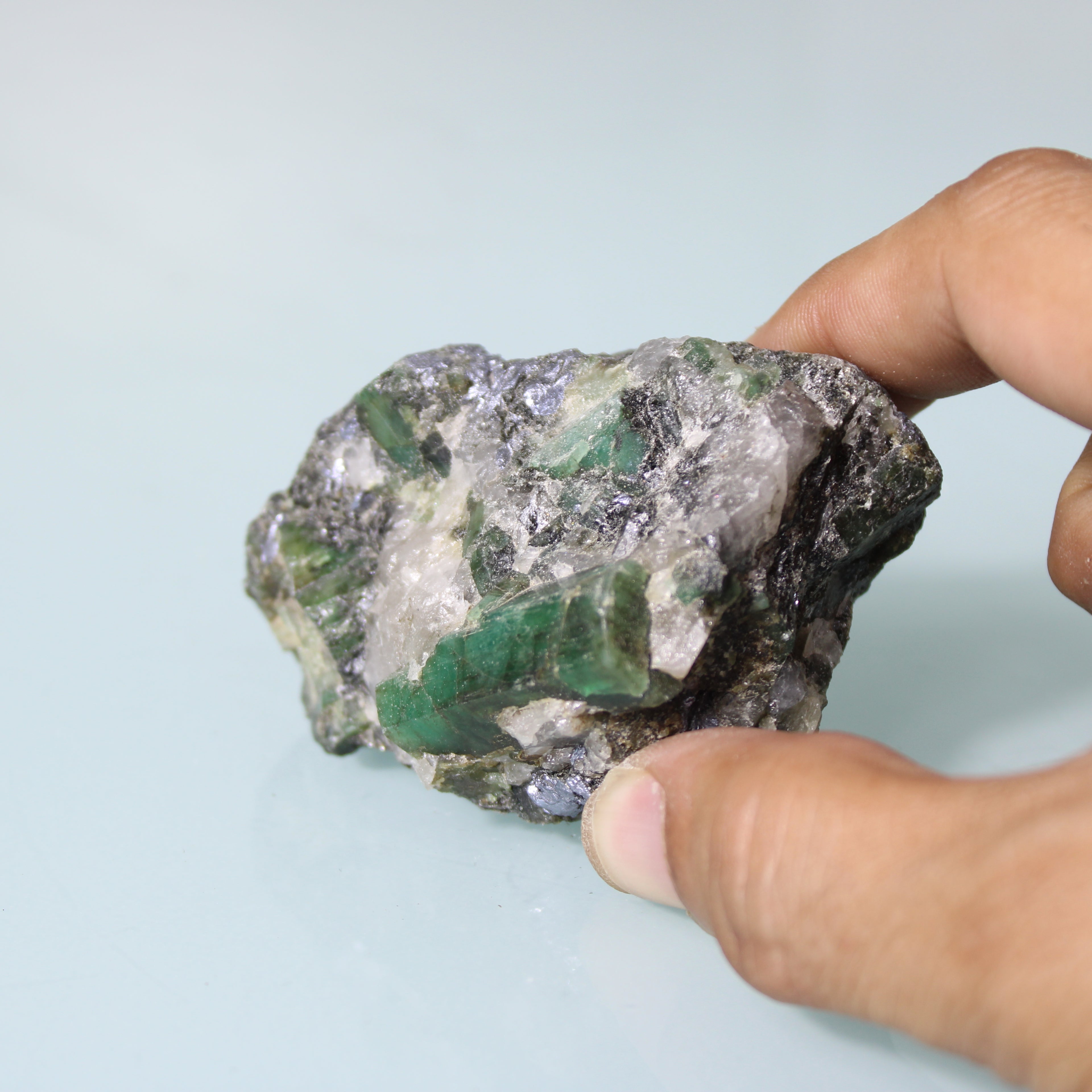 Cristal de Esmeralda Verde em Matriz Escura – Contraste e Intensidade Natural