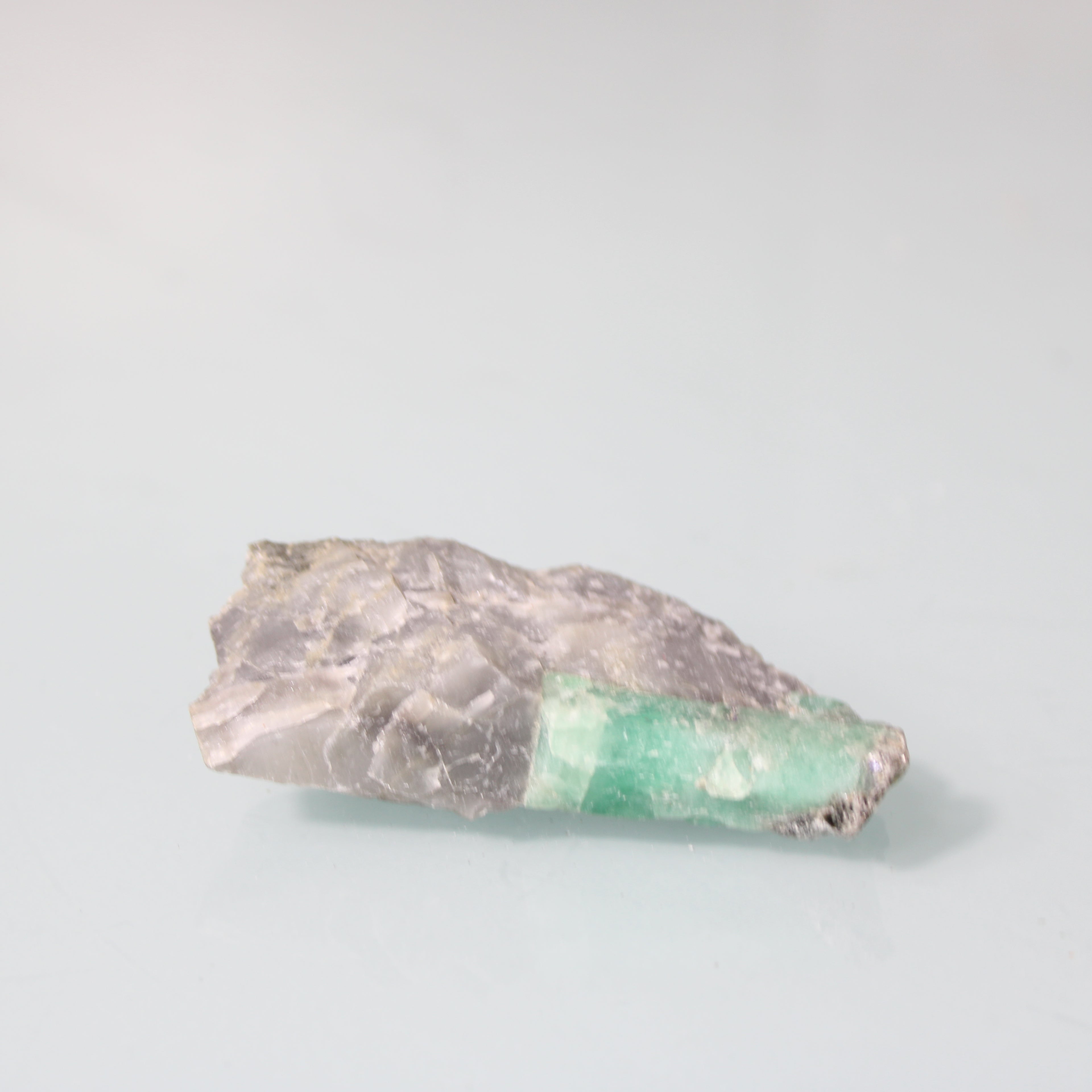 Cristal de Esmeralda Alongada na Matriz – Elegância Cristalina da Natureza