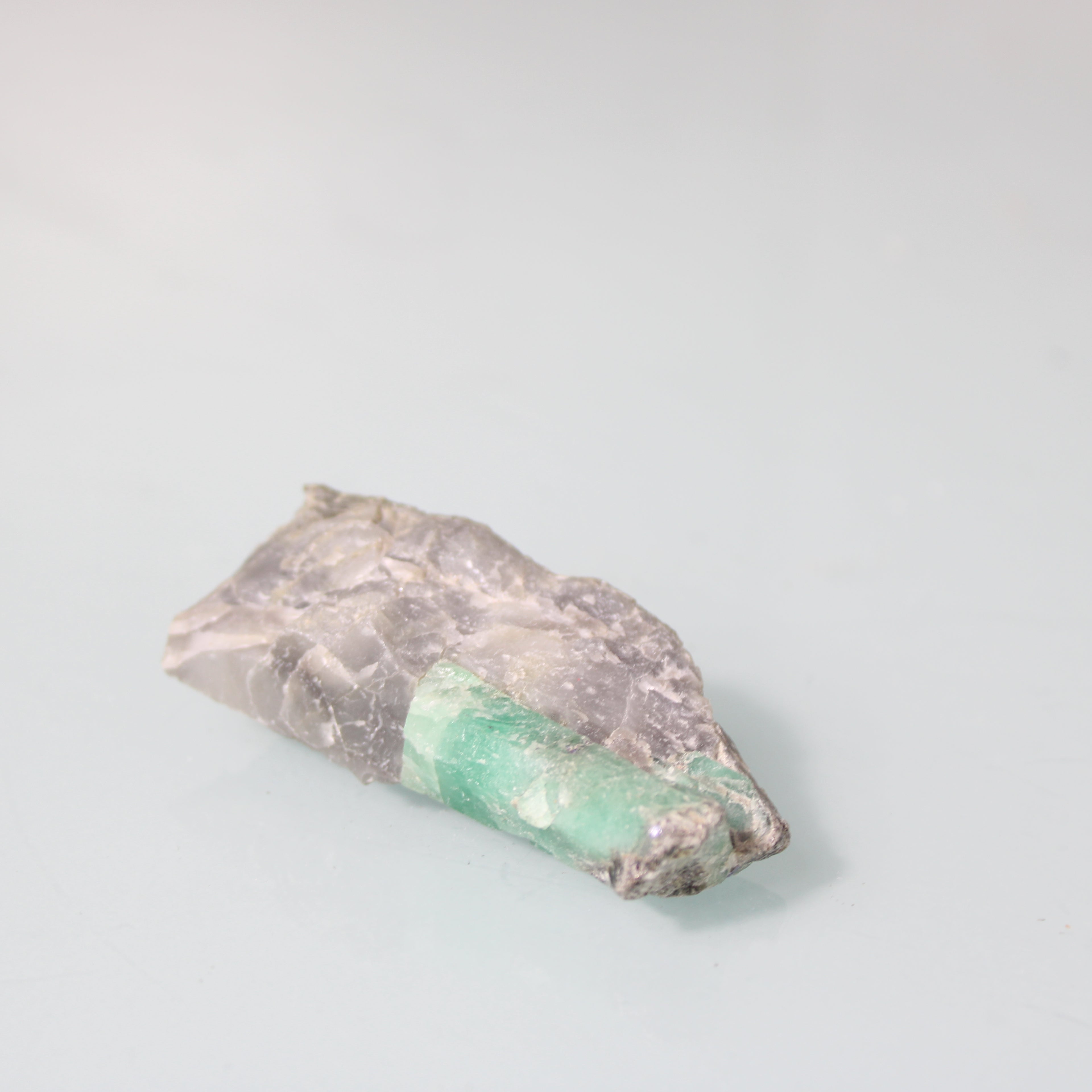Cristal de Esmeralda Alongada na Matriz – Elegância Cristalina da Natureza