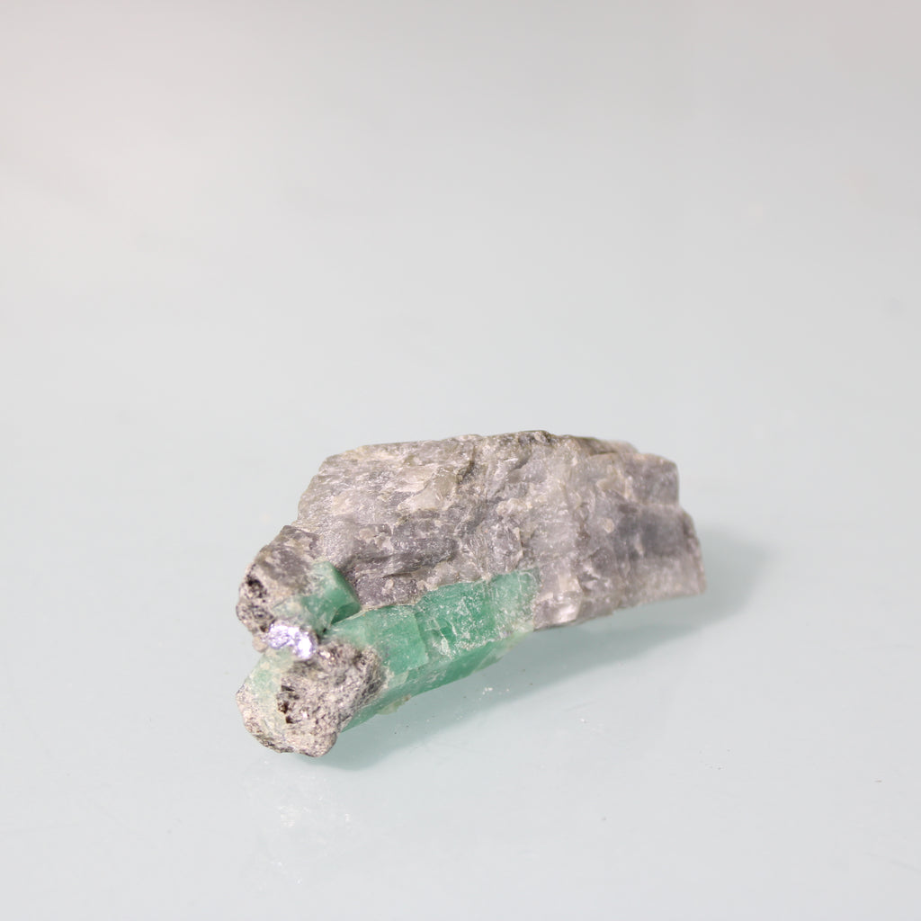 Cristal de Esmeralda Alongada na Matriz – Elegância Cristalina da Natureza