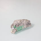 Cristal de Esmeralda Alongada na Matriz – Elegância Cristalina da Natureza
