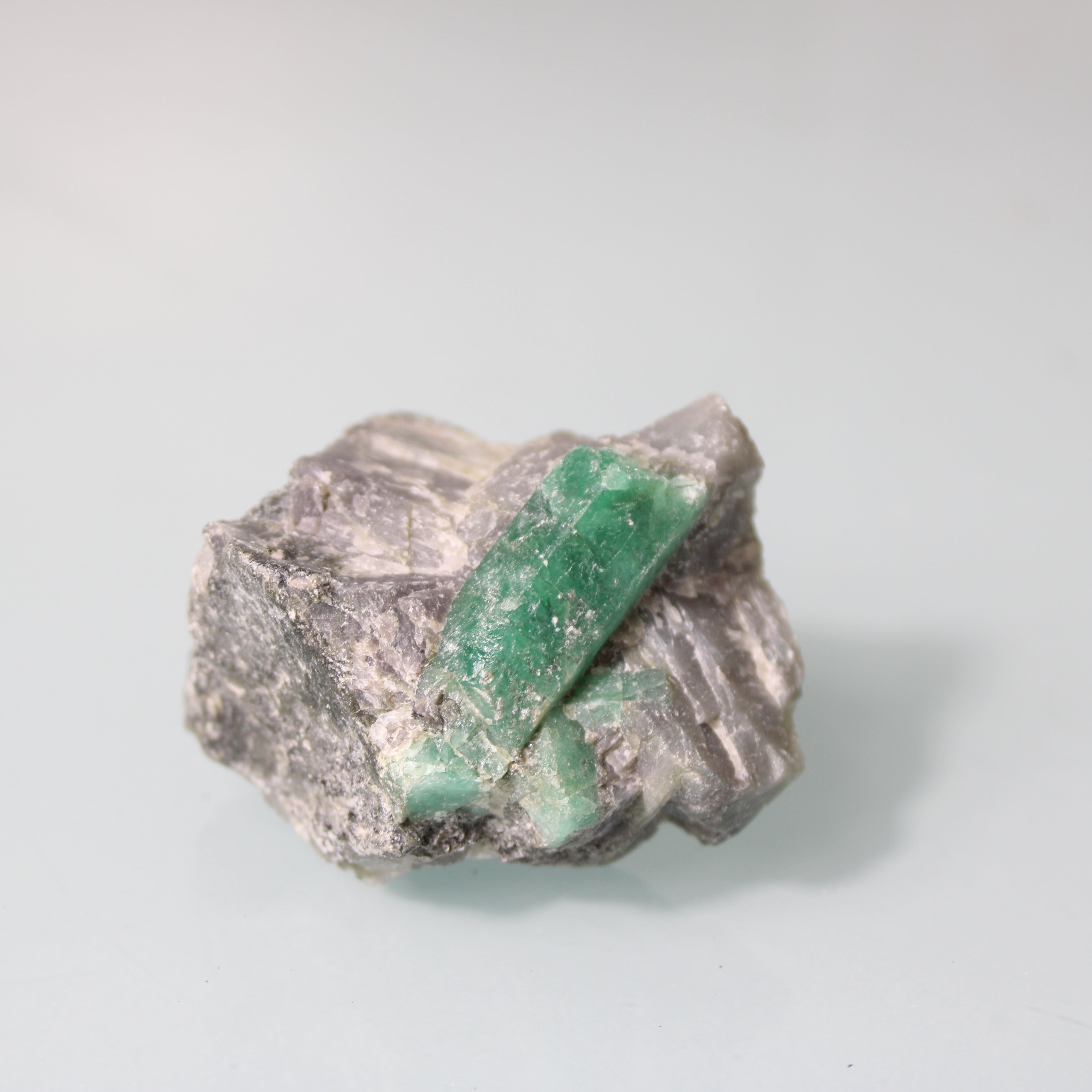 Esmeralda em Matriz Escura – Cristal de Alta Expressividade Natural
