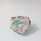 Esmeralda em Matriz Escura – Cristal de Alta Expressividade Natural