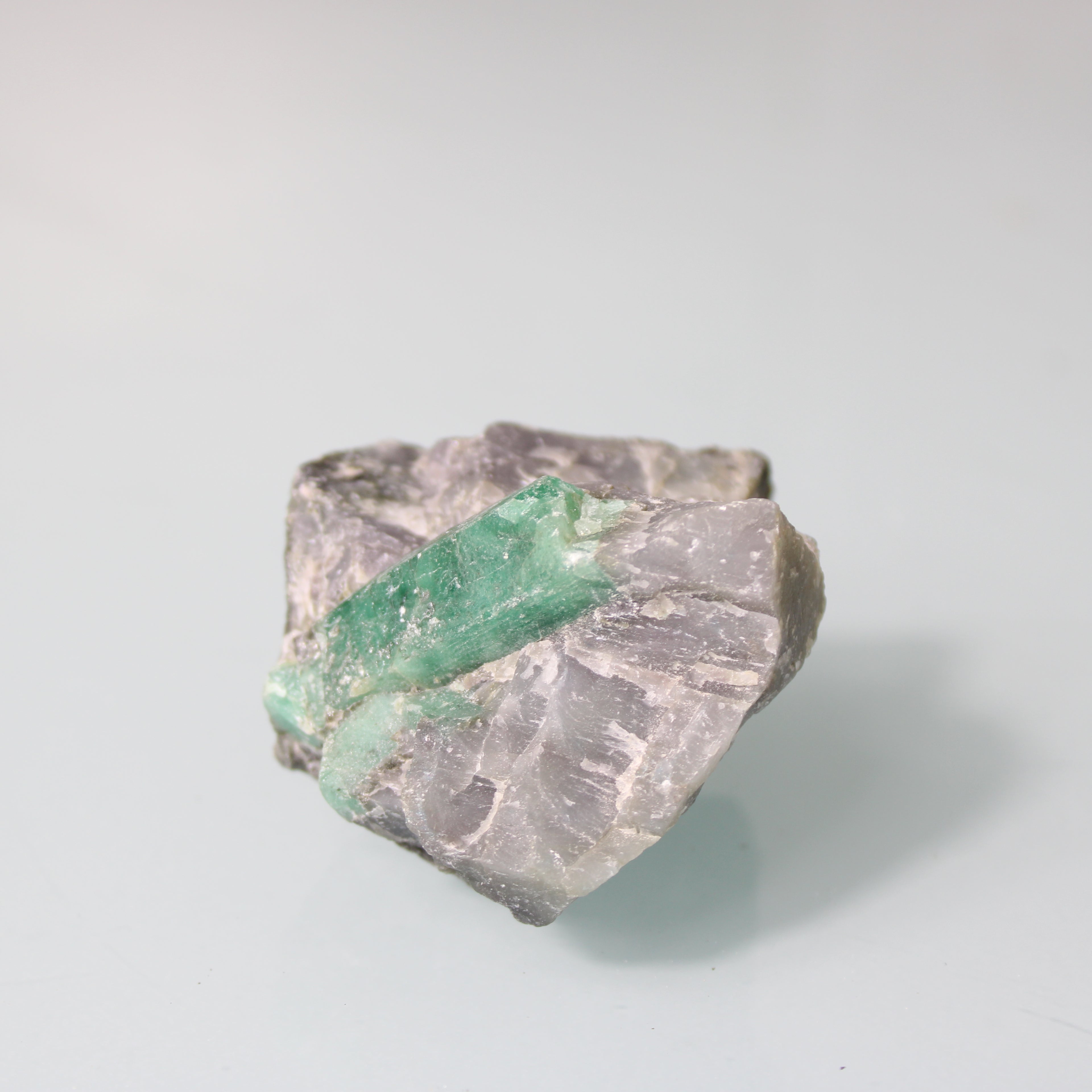 Esmeralda em Matriz Escura – Cristal de Alta Expressividade Natural