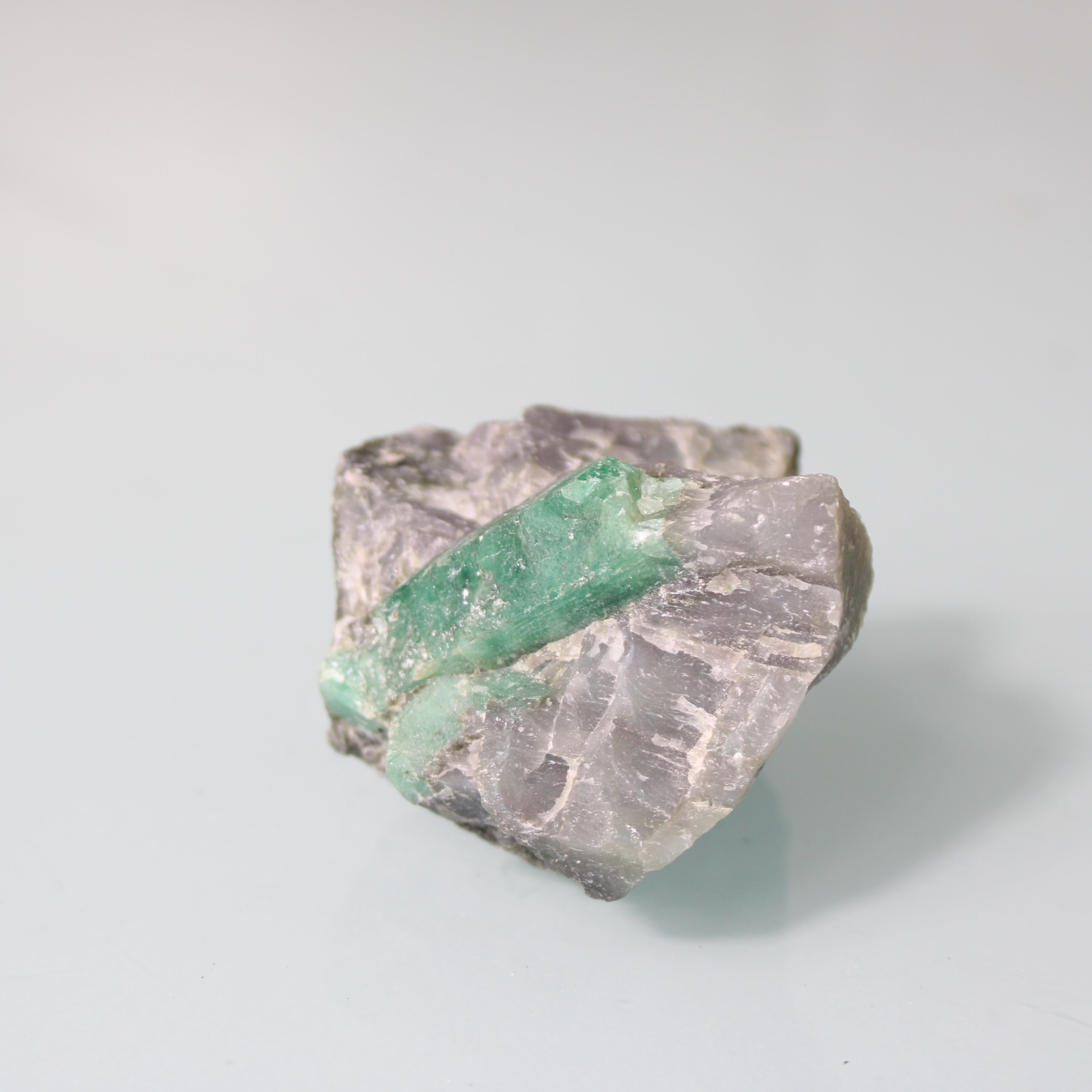 Esmeralda em Matriz Escura – Cristal de Alta Expressividade Natural