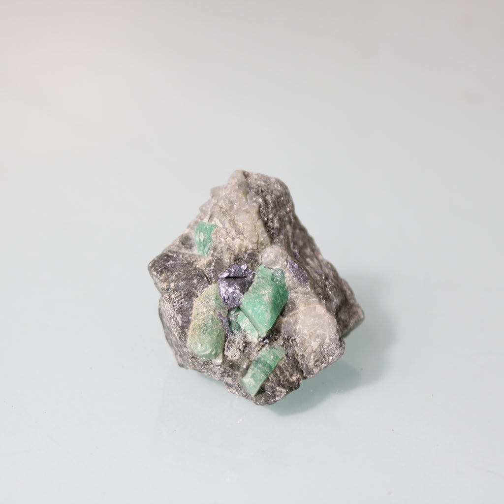 Cristais de Esmeralda Verde em Matriz Escura – Concentração Natural de Energia Mineral