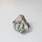 Cristais de Esmeralda Verde em Matriz Escura – Concentração Natural de Energia Mineral