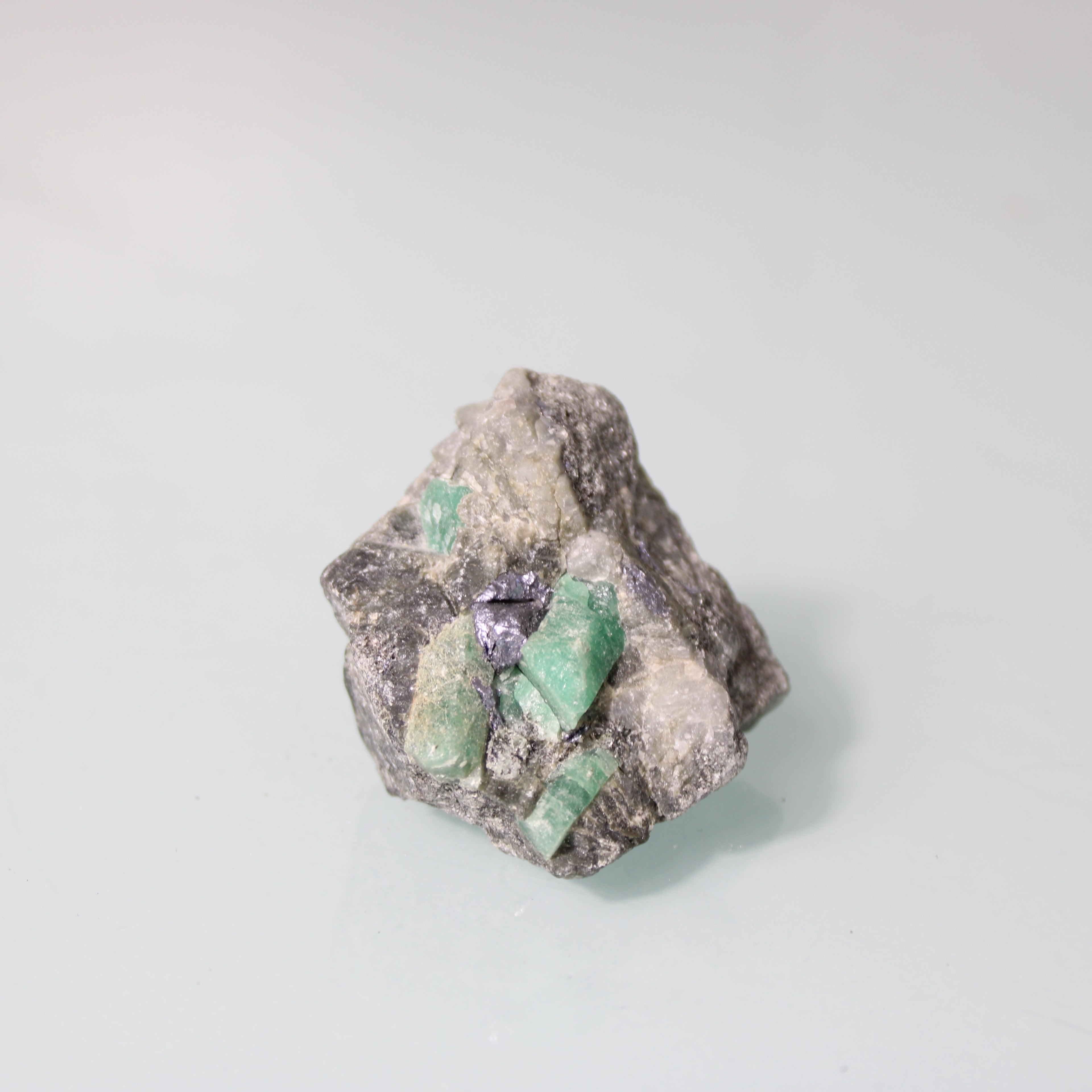 Cristais de Esmeralda Verde em Matriz Escura – Concentração Natural de Energia Mineral