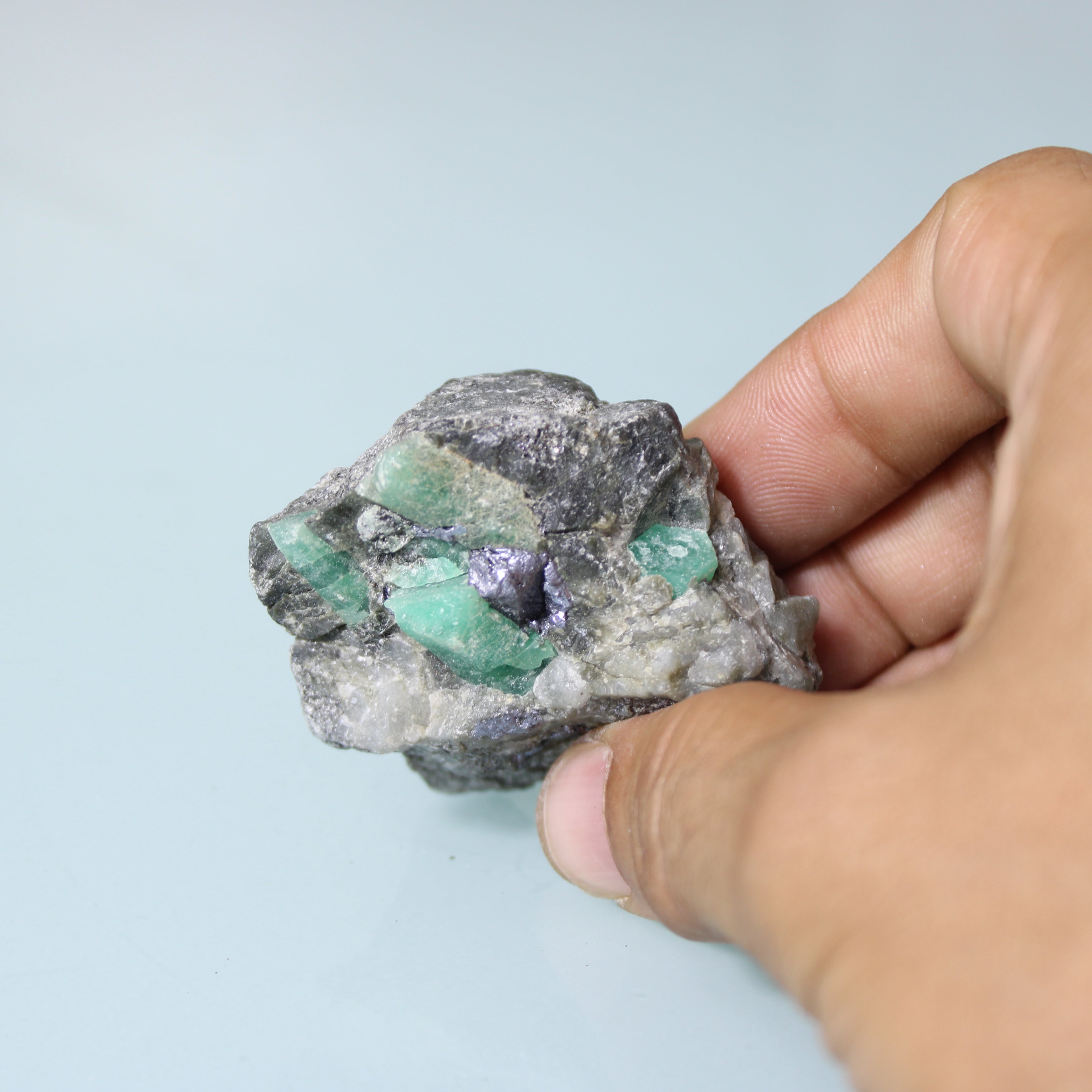Cristal de Esmeralda em Matriz Natural Escura