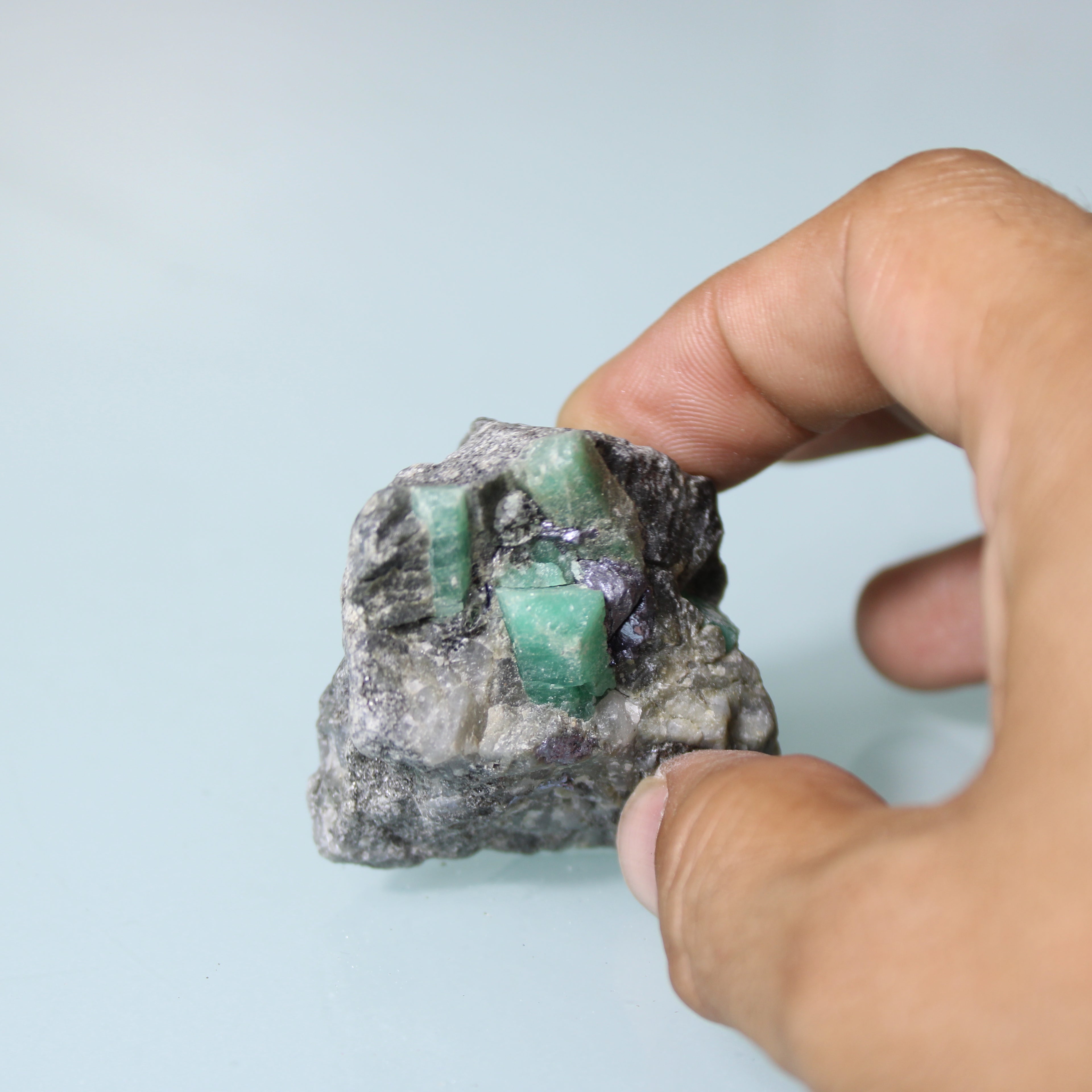 Cristal de Esmeralda em Matriz Natural Escura