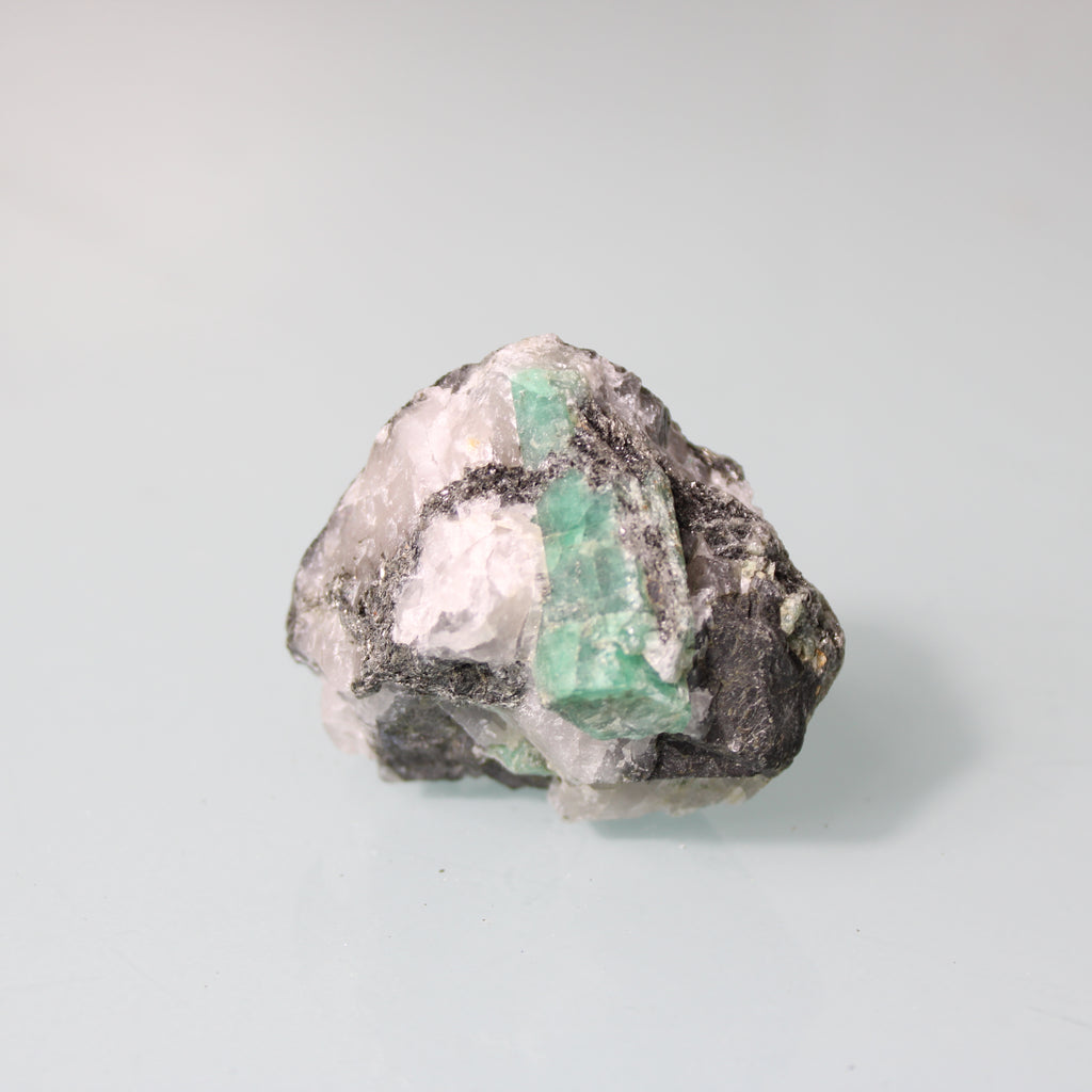 Esmeralda Verde em Matriz Escura – Força Natural da Formação
