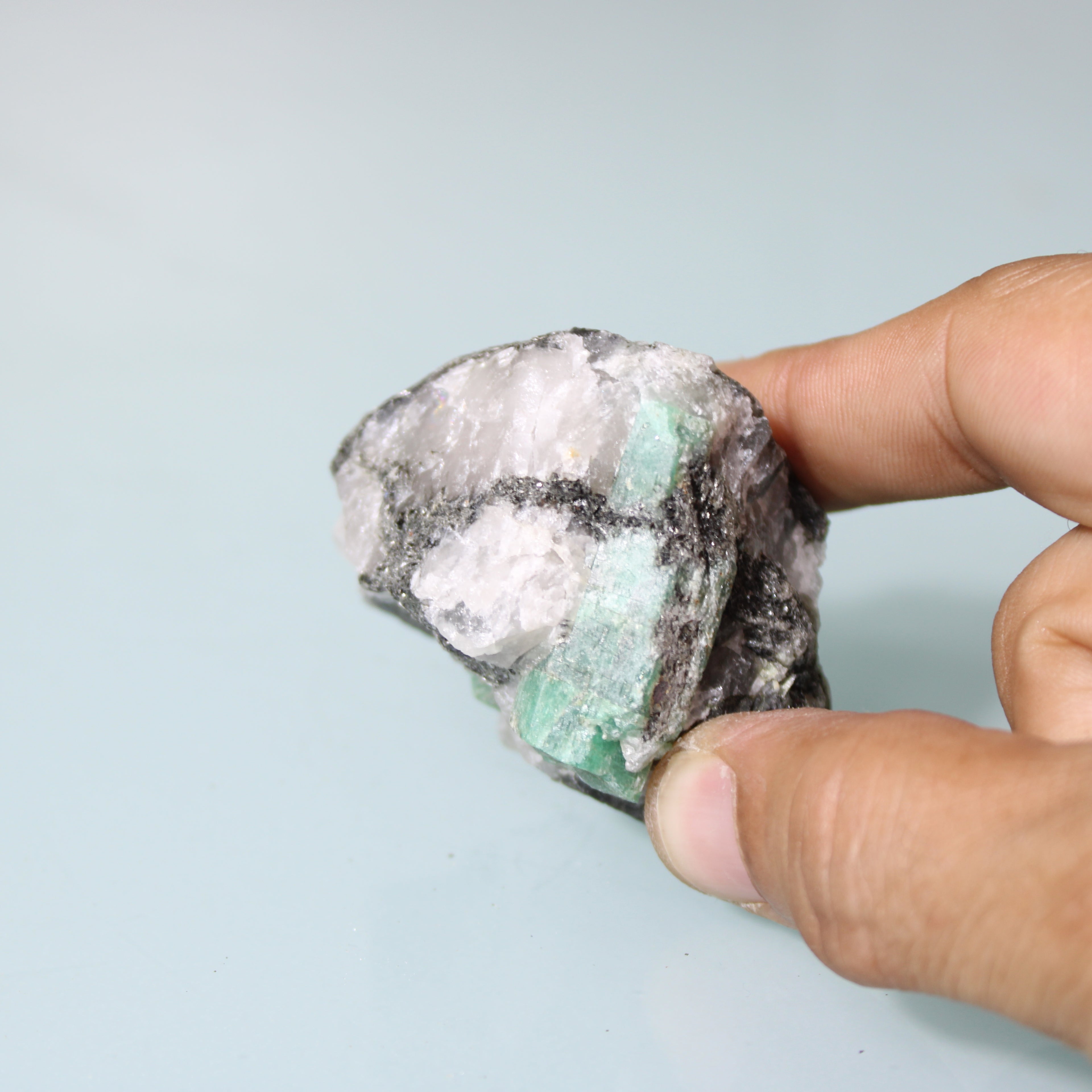 Esmeralda Verde em Matriz Escura – Força Natural da Formação