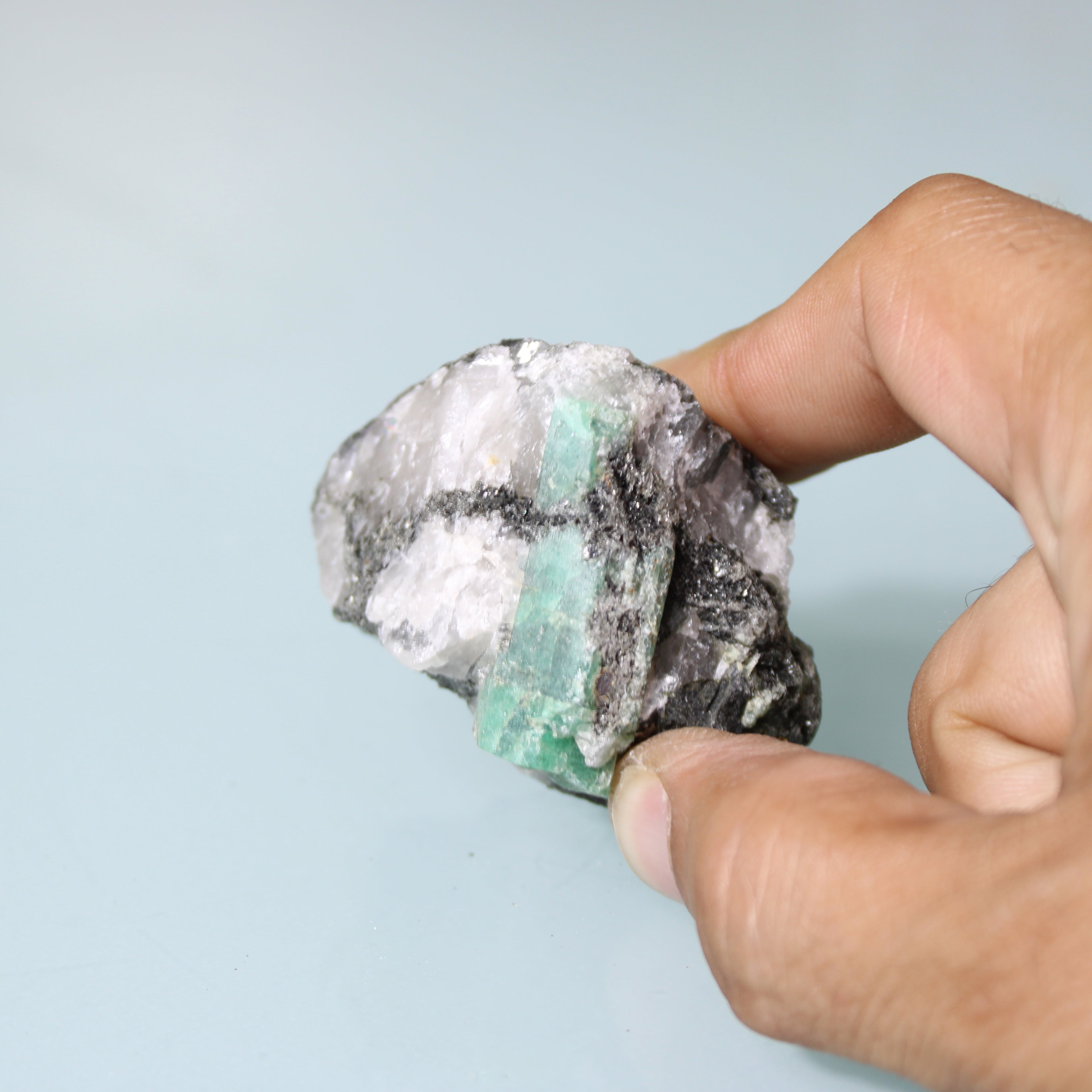 Esmeralda Verde em Matriz Escura – Força Natural da Formação