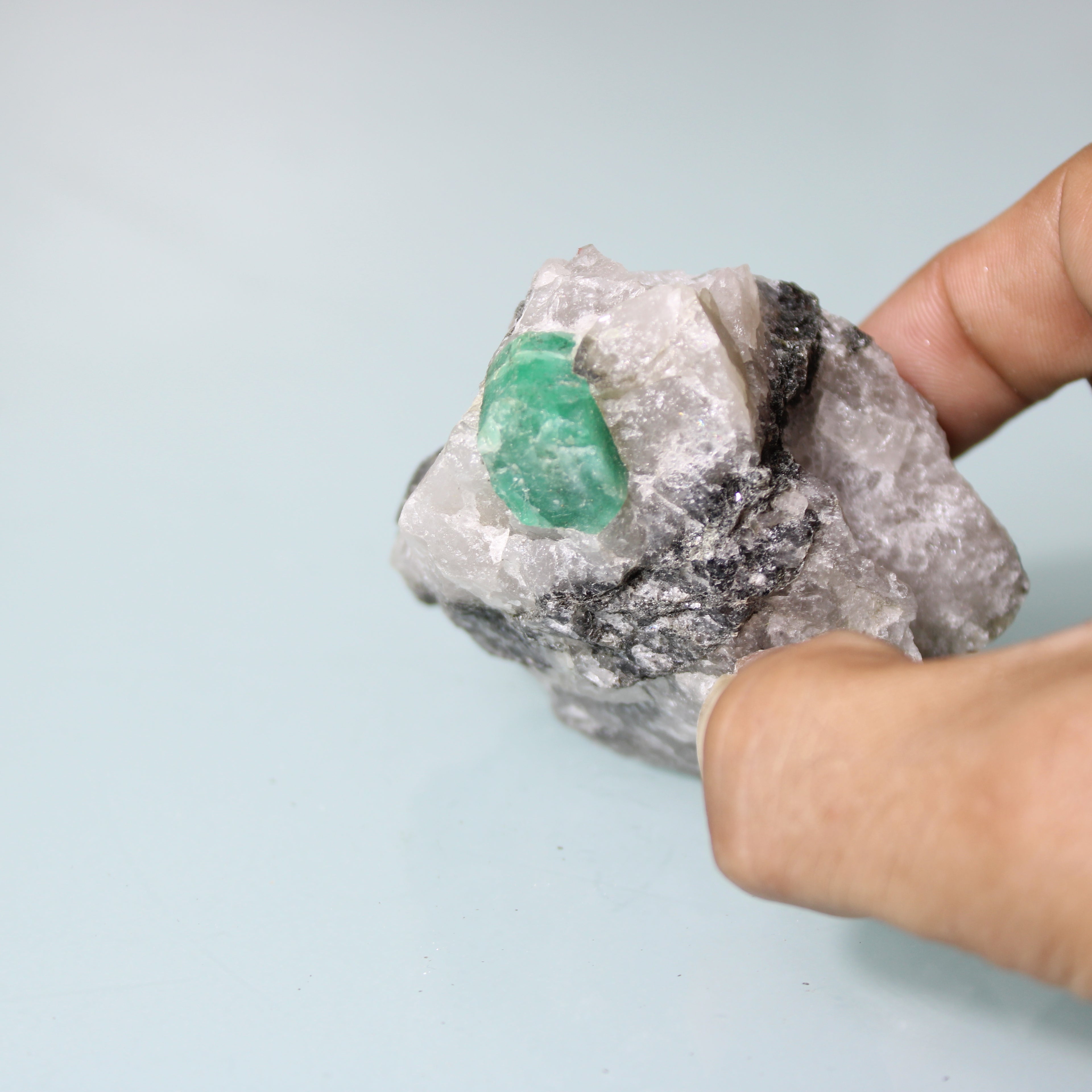Cristal de Esmeralda Verde – Contraste em Matriz de Quartzo