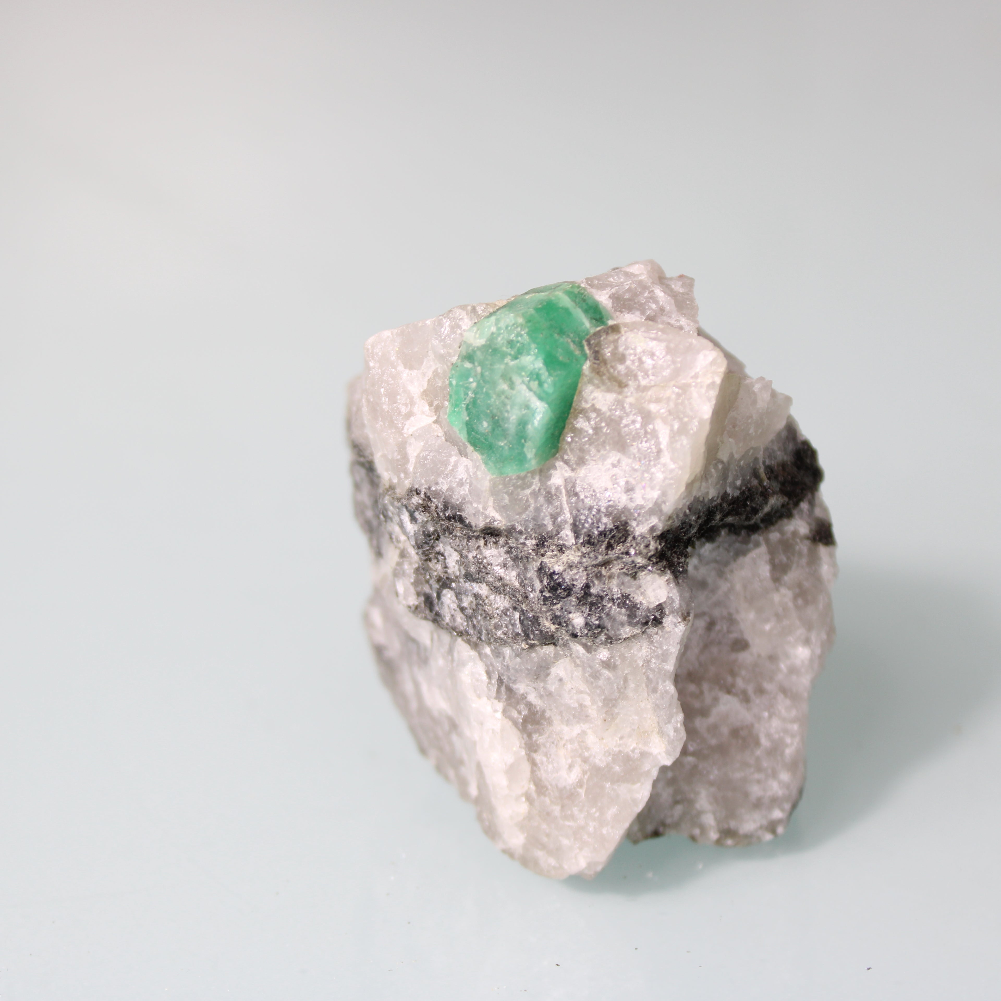 Cristal de Esmeralda Verde – Contraste em Matriz de Quartzo