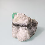 Cristal de Esmeralda Verde – Contraste em Matriz de Quartzo