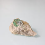 Cristal de Esmeralda na Matriz – Harmonia Natural em Tons Terrosos