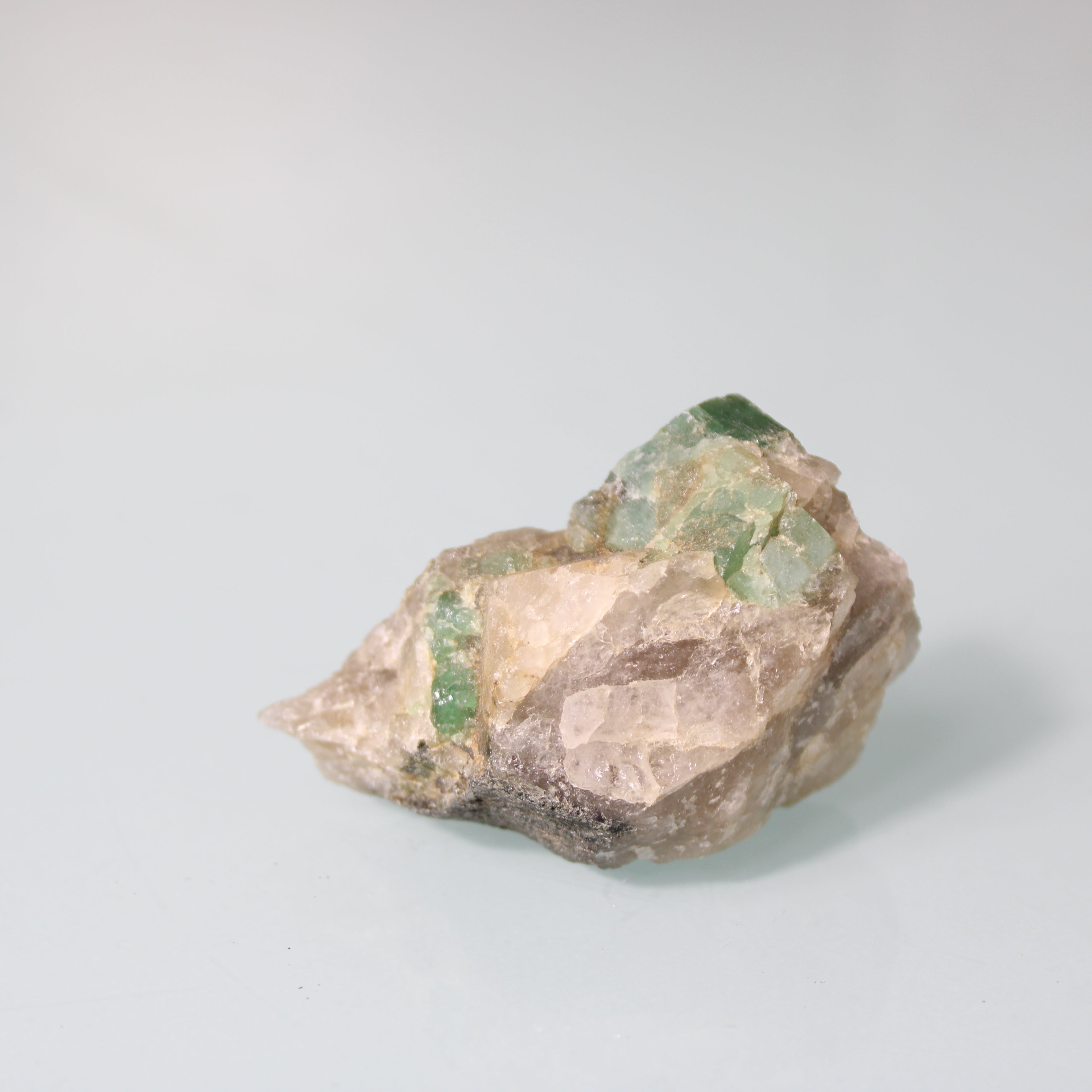 Cristal de Esmeralda na Matriz – Harmonia Natural em Tons Terrosos