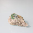 Cristal de Esmeralda na Matriz – Harmonia Natural em Tons Terrosos