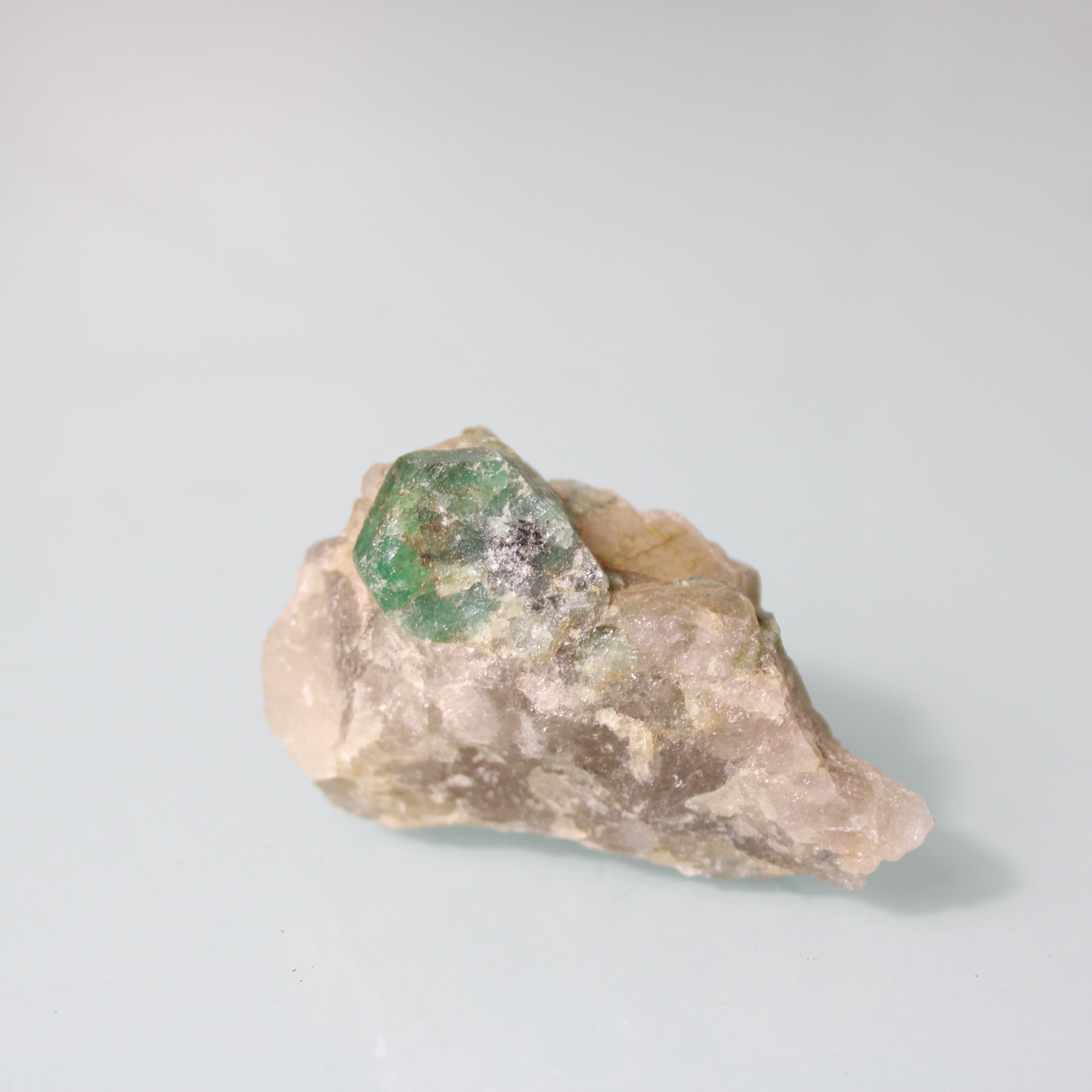 Cristal de Esmeralda na Matriz – Harmonia Natural em Tons Terrosos