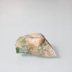 Cristal de Esmeralda na Matriz – Harmonia Natural em Tons Terrosos