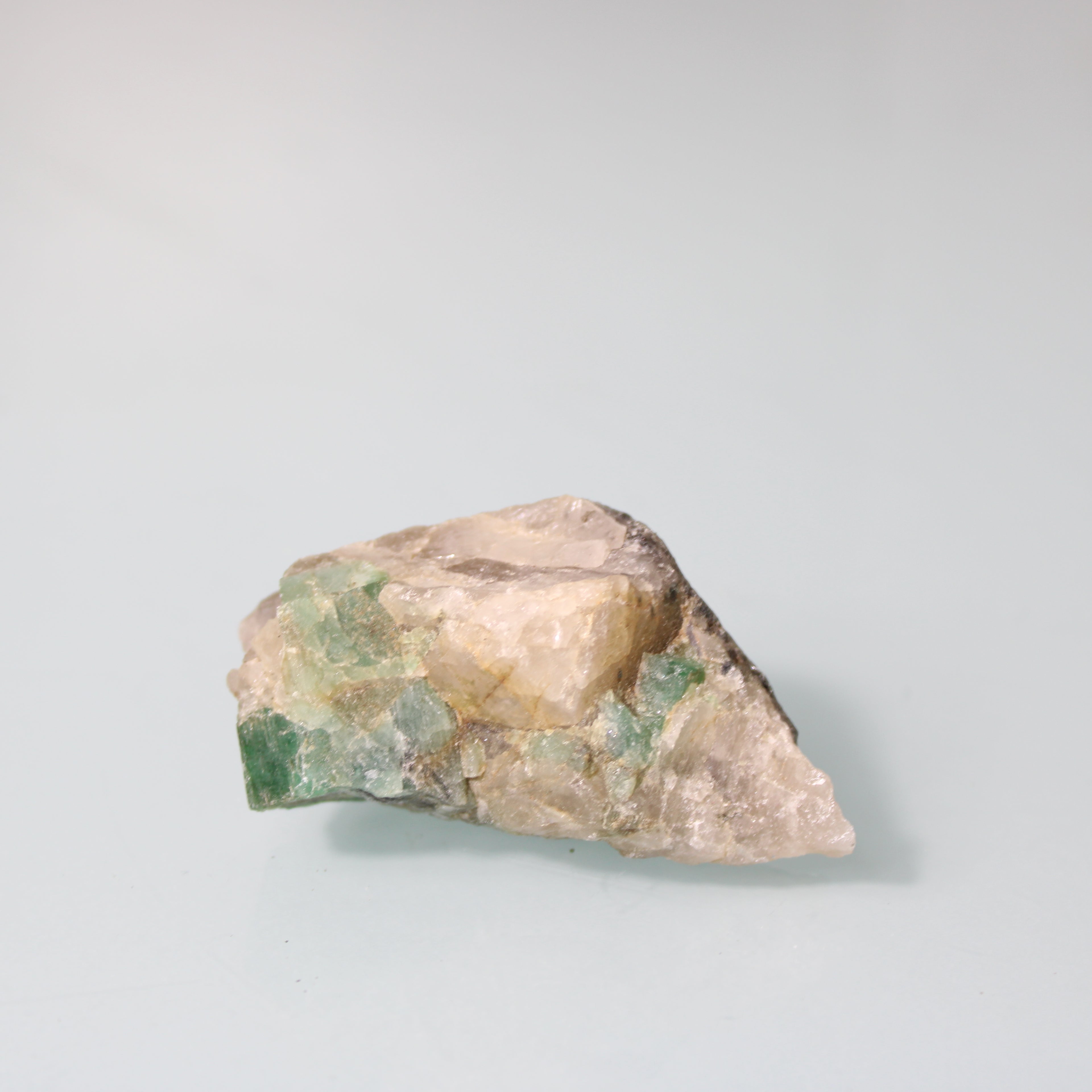 Cristal de Esmeralda na Matriz – Harmonia Natural em Tons Terrosos