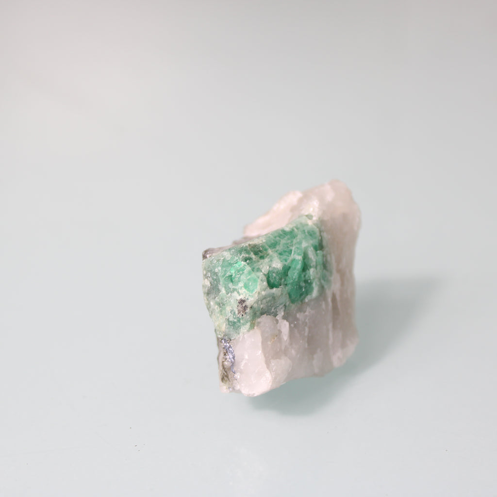 Cristal de Esmeralda na Matriz – Pureza e Contraste Natural
