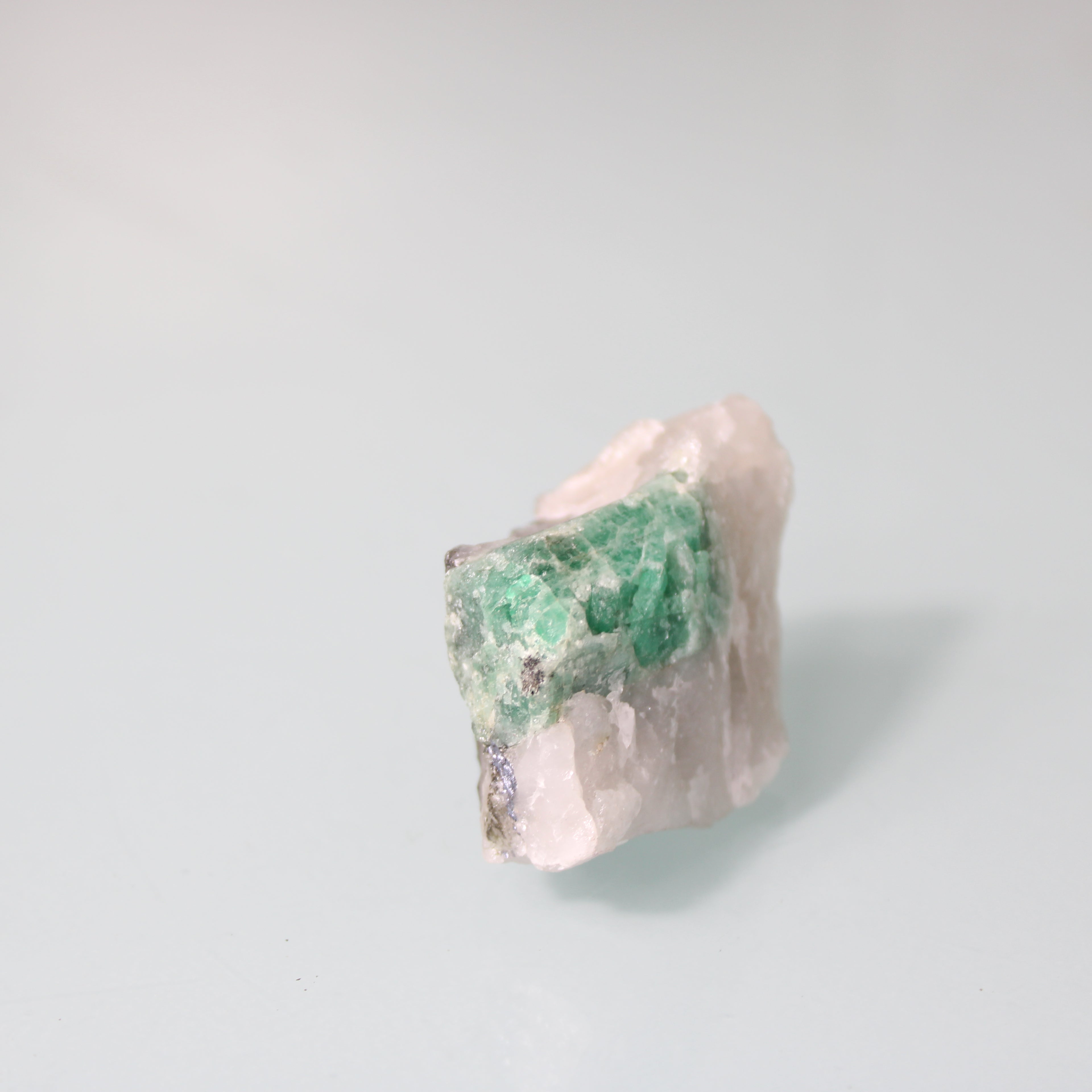 Cristal de Esmeralda na Matriz – Pureza e Contraste Natural