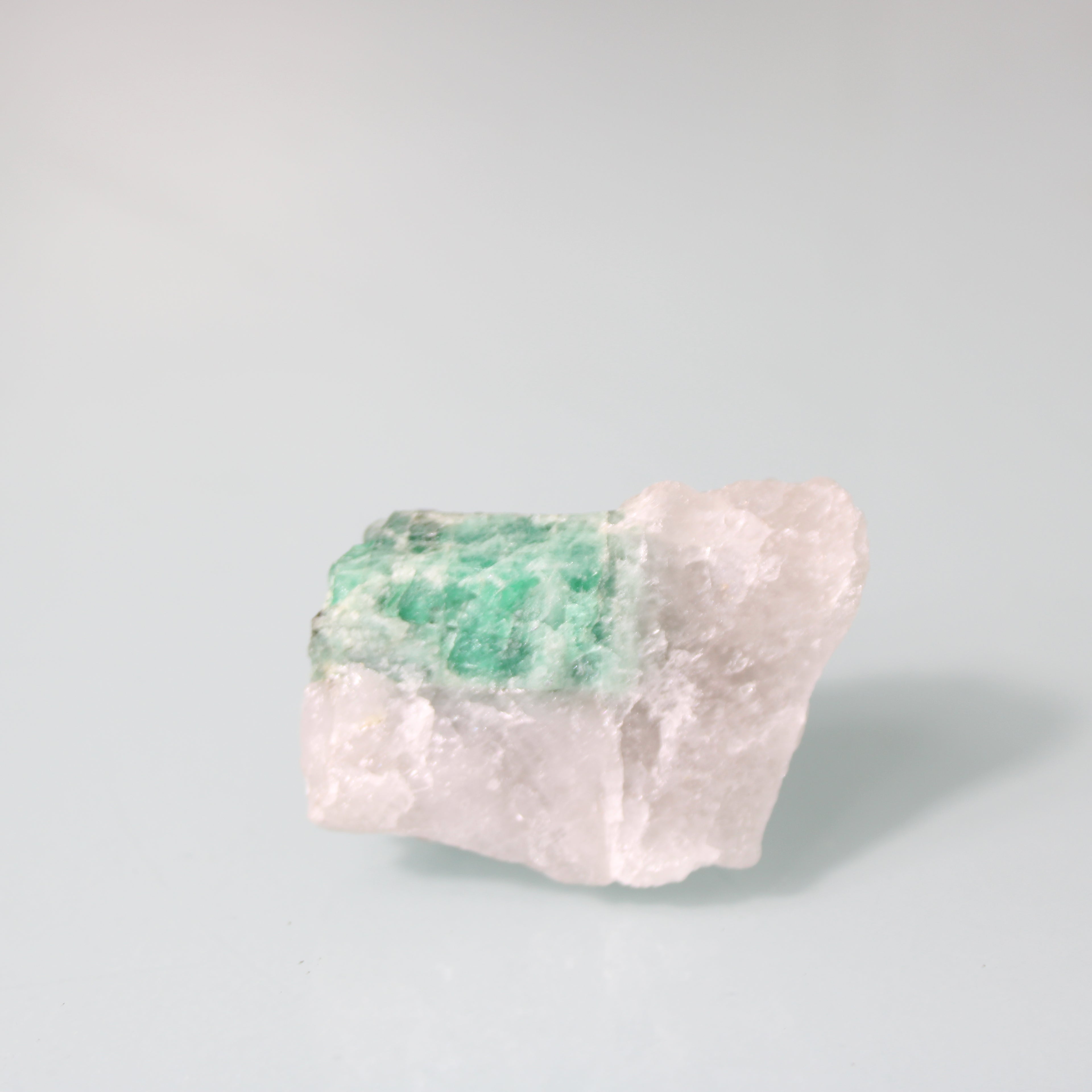 Cristal de Esmeralda na Matriz – Pureza e Contraste Natural